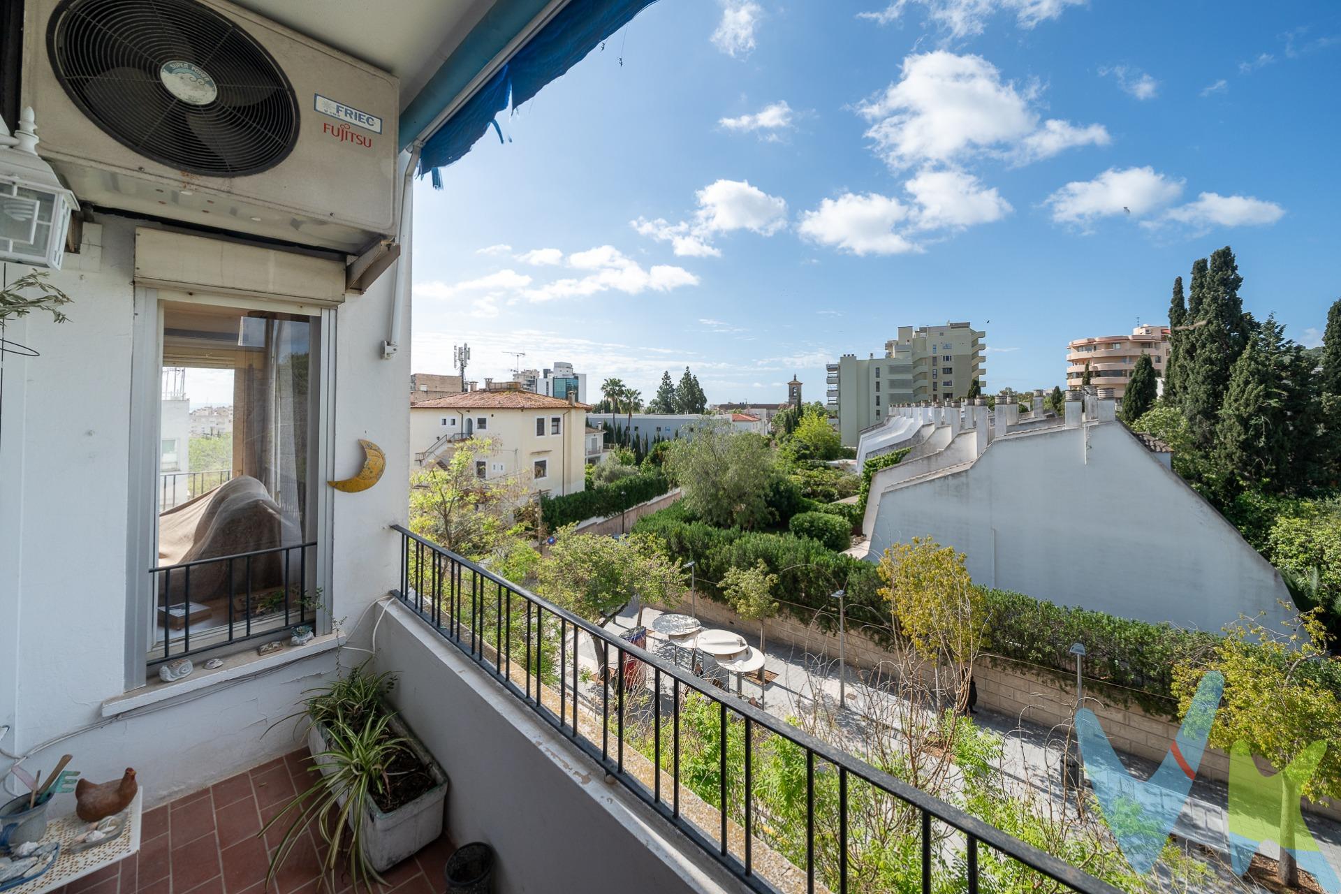¿Quieres vivir cerca de Zona Colegios y en uno de esos barrios que se valoran con el tiempo? Te presentamos un amplio piso de 124 m2 en Son Armadams, zona que se caracteriza por su equilibrio entre calma y cercanía al centro, además de estar muy próximo a las mejores escuelas de la capital. . La vivienda se distribuye en 3 habitaciones —dos dobles y 1 individuales— y dos baños completos. En su origen disponía de 5 dormitorios. Los espacios son generosos y permiten repensar la distribución con facilidad, algo especialmente interesante para quien quiera adaptar la casa a su propio ritmo de vida y estilo. . El piso se encuentra para actualizar, lo que da margen para intervenir con criterio y crear un espacio más actual sin partir de cero. Más que una desventaja, es una oportunidad para decidir cómo quieres vivirlo. Son Armadams mantiene un carácter residencial, con edificios consolidados y calles tranquilas, pero a pocos minutos de zonas como Santa Catalina o el Paseo Marítimo. Es una ubicación que permite moverse andando en el día a día, con comercios, servicios y transporte bien integrados. Una vivienda con base sólida en un entorno que sigue siendo una apuesta segura dentro de Palma de Mallorca. *El precio de venta (399.000 €) incluye los honorarios de agencia, asumidos por la propiedad. No incluye los impuestos ni los gastos de compraventa a cargo del comprador: ITP (Impuesto de Transmisiones Patrimoniales) con un tipo efectivo aproximado entre el 8% y el 10%, así como gastos notariales y registrales (en torno al 1%–1,5%). Importes orientativos sujetos a la normativa vigente y a las circunstancias particulares del comprador.