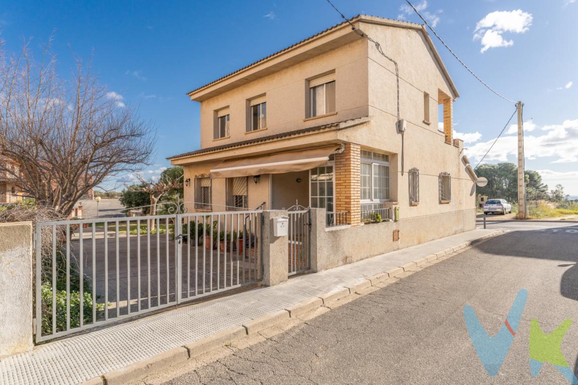 La propiedad está formada por dos fincas registrales contiguas, situadas en la tranquila y apreciada zona de la calle Pompeu Fabra, en el municipio de Botarell (Tarragona).La finca principal cuenta con una parcela urbana de 394 m² que alberga una vivienda unifamiliar aislada, construida en 1988, amplia y con una distribución muy cómoda. Dispone de 138 m² construidos, de los cuales 115 m² corresponden a la vivienda, distribuida en dos plantas:Planta baja: amplio recibidor, cocina independiente, salón-comedor con salida a una terraza cerrada muy luminosa, dos dormitorios y un baño completo.Es una casa ideal para familias que necesitan espacios amplios, zonas diferenciadas y mucha luz natural.Planta superior: Dos habitaciones dobles una de ellas con acceso a una amplia terraza, una habitación individual y un segundo baño completo.La segunda finca, anexada a la vivienda principal, suma 343 m² adicionales e incorpora una construcción de 37 m² (año 2006) destinada a garaje y trastero, un espacio fundamental tanto para estacionar vehículos como para almacenamiento, complementando perfectamente el uso diario de la casa.En conjunto, ambas fincas ofrecen 737 m² de terreno y 167 m² construidos, configurando una única unidad residencial que combina vivienda, espacio exterior, garaje y zonas auxiliares.Una oportunidad perfecta para quienes buscan amplitud, tranquilidad y una propiedad con múltiples posibilidades en uno de los pueblos con más encanto del Baix Camp.El precio indicado corresponde al PVP (Precio de Venta al Público).Los gastos adicionales derivados de la compraventa como los de notaría, registro de la propiedad e Impuesto de Transmisiones Patrimoniales (ITP)no están incluidos en el PVP. Estos gastos pueden variar según el precio final de la operación y la normativa aplicable, ya que se calculan sobre la base imponible del valor de transmisión del inmueble. API: 659 AICAT: 2268 ANTONIO MIGUEL GIL LLABERIA  - VIVENDEX REUS PARTNERS SL