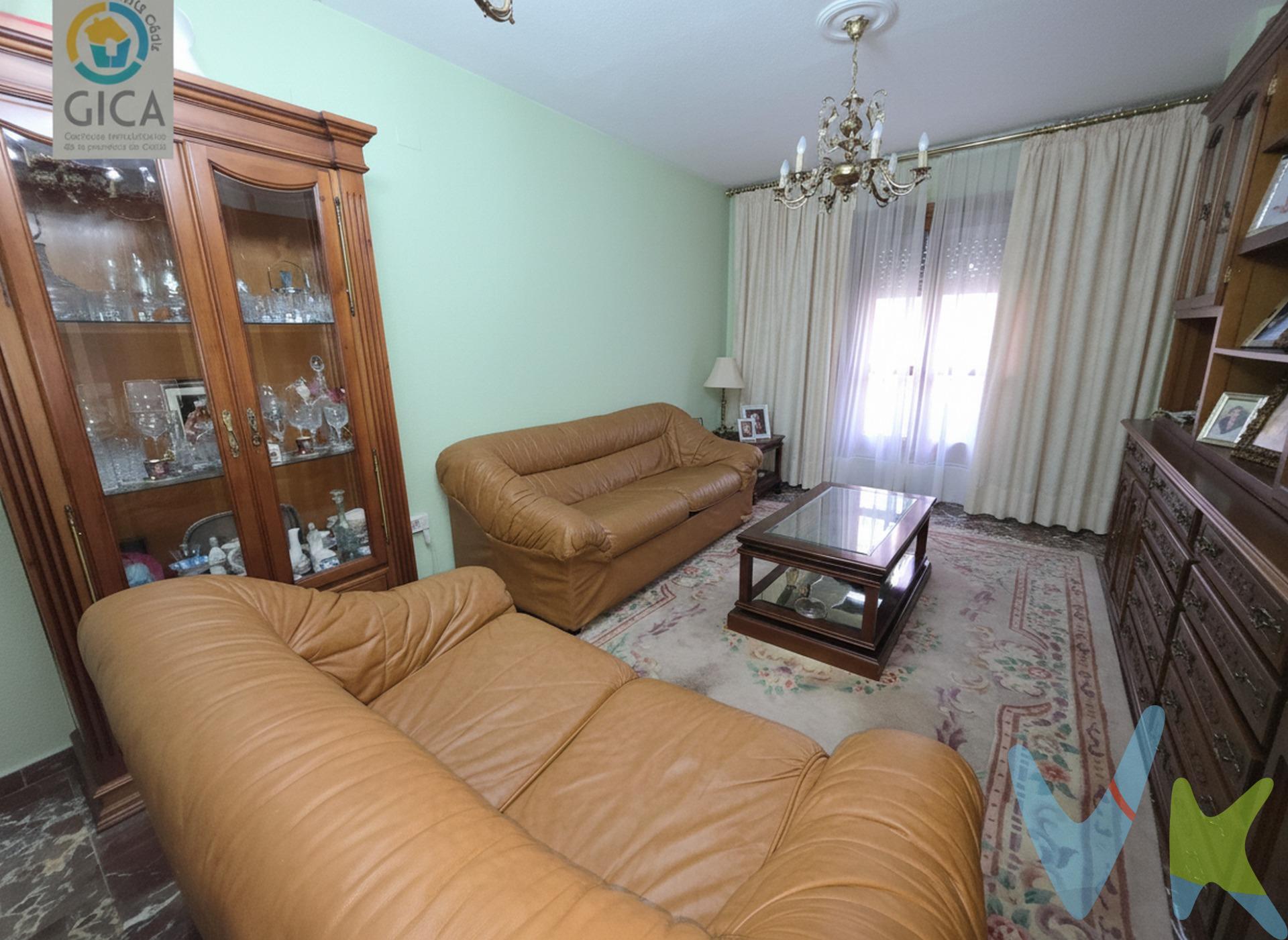 Descubre este espectacular piso ubicado en el corazón de Algeciras, junto a la emblemática Plaza Alta. Con una generosa superficie construida de 138 m², compuesto por cuatro acogedoras habitaciones que se adaptan perfectamente a tus necesidades personales o familiares, cuenta además con dos baños completos. El inmueble está en buen estado y te proporciona plaza de aparcamiento con acceso directo al ascensor del edificio, lo cual es una gran ventaja dada su ubicación centralizada. Este amplio piso no solo representa un excelente lugar donde vivir sino también constituye una inversión segura asegurando valor durante años debido a su privilegiada localización cerca del centro comercial y social. Nota: Algunas imágenes han sido retocadas digitalmente para mejorar la presentación del inmueble. -----------------------------------------------------------. Transparencia de precio, impuestos y honorarios:. El precio publicado corresponde únicamente al precio de venta del inmueble y no incluye impuestos, gastos de compraventa ni honorarios a cargo del comprador. Impuestos: ITP o IVA+AJD (según la naturaleza de la transmisión). En Andalucía, en segundas transmisiones el ITP es 7% con carácter general, pudiendo aplicarse tipos reducidos (6% o 3,5%) si se cumplen requisitos. Base del impuesto: con carácter general, la base será la mayor entre el precio declarado y el valor de referencia (según normativa aplicable). Gastos de compraventa: notaría, registro y, en su caso, gestoría (desde 2.000€ orientativo, según operación). Honorarios comprador (no incluidos): 3% + IVA, con mín. 3.500€ + IVA si precio < 115.000€. Se informan y aceptan por escrito (hoja de encargo/servicios) antes de la visita y de cualquier gestión vinculada a la compra. Ficha informativa (Decreto 218/2005) a disposición del interesado. Fuentes oficiales: información tributaria y valor de referencia disponibles en fuentes oficiales de la Junta de Andalucía y se facilitan a quien lo solicite. Exclusiva: Por mandato expreso del propietario, este inmueble se comercializa en exclusiva a través de la inmobiliaria. Se ruega no contactar directamente con propiedad/ocupantes/vecinos. 