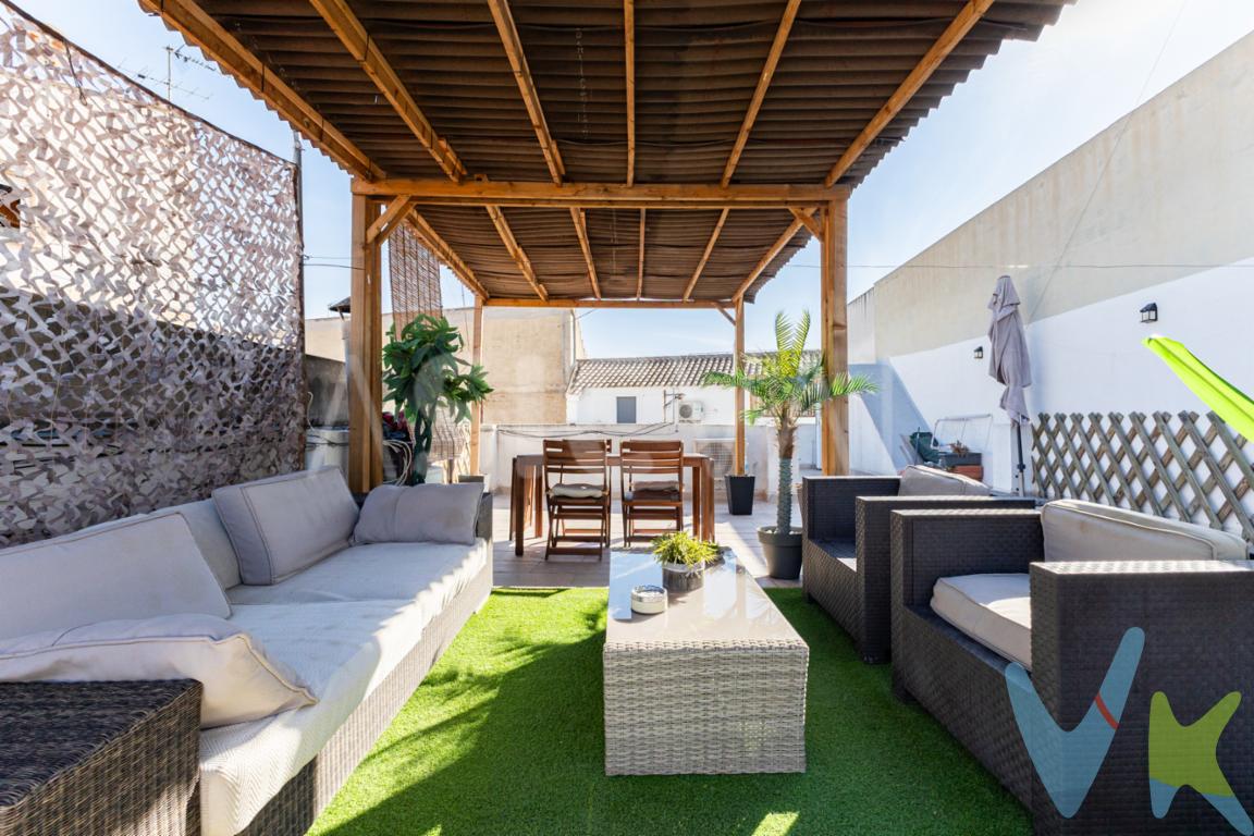 PRECIOSA VIVIENDA COMPLETAMENTE REFORMADA CON ESPECTACULAR TERRAZA. ALDAIA: ZONA TRANQUILA Y PRÓXIMA AL CENTRO. RODEADA DE TODOS LOS SERVICIOS NECESARIOS. DISTRIBUCION: 89MTS² CONSTRUIDOSrecibidor ampliohabitación principal amplia, exterior, con armario empotradohabitación doble, amplia, exterior, con armariosalón luminosobaño completo con duchacocina amplialavaderoESPECTACULAR TERRAZA (con salida desde planta superior) CALIDADES DE LA VIVIENDA:finca SIN ascensor: 1ERA ALTURAsuelo de parquetventanas climalitmosquiterassuministros de altaaire acondicionado en salóntrastero en terrazatechos altosarmarios empotrados PRECIOSA VIVIENDA UBICADA EN EL CENTRO DE ALDAIA, EN FINCA SIN ASCENSOR: 1ERA ALTURA. AMPLIA, CÓMODA Y MUY LUMINOSA. REFORMA MUY BONITA DEL 2024 EL MOBILIARIO, ELECTRODOMÉSTICOS Y DECORACIÓN QUE APARECEN EN LAS FOTOGRAFÍAS DE LA VIVIENDA, NO ESTÁN INCLUIDOS EN EL PRECIO DE VENTA.LOS IMPUESTOS, GASTOS DE NOTARÍA, REGISTRO Y GASTOS DE AGENCIA NO ESTÁN INCLUIDOS EN EL PRECIO DE VENTA.              