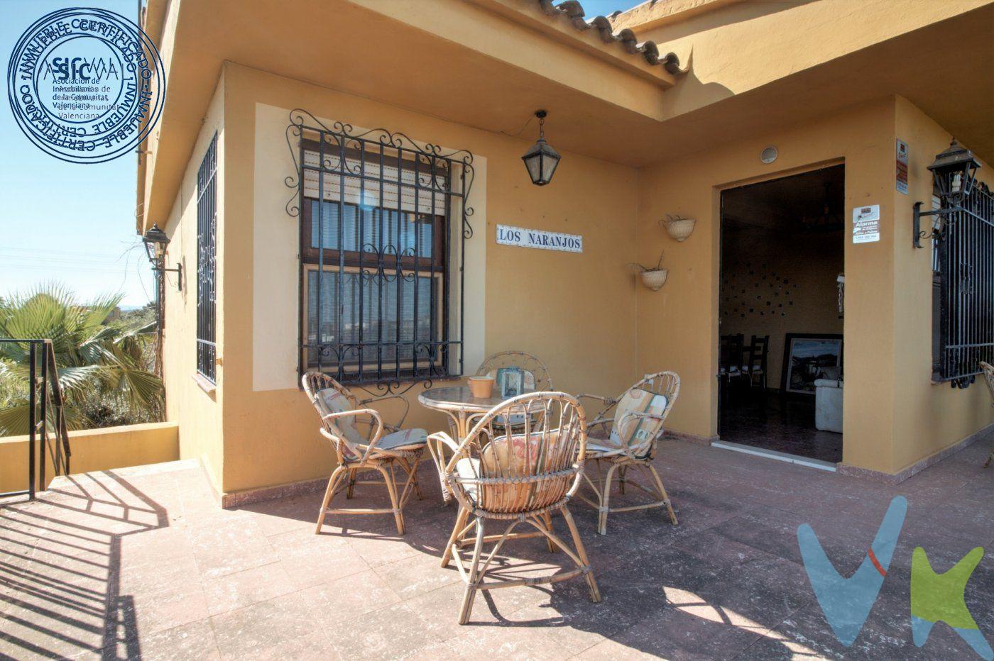 Maset con una antigüedad que data de 1.980 rodeado de una finca de naranjos en explotación con una superficie de 5.000 m2.  En muy buen estado de conservación y totalmente exterior, al tratarse de una edificación exenta distribuida en dos plantas.  La planta superior consta de tres dormitorios dobles, un baño completo con plato de ducha, cocina y gran salón comedor, desde el que se accede a una terraza descubierta con vistas despejadas sobre la finca de naranjos.  En la planta inferior se encuentra un segundo baño, también con plato de ducha, la bodega, un estudio-taller y el lavadero.  La cocina es independiente, muy luminosa gracias a su doble orientación, y se encuentra equipada con todos los electrodomésticos.  El exterior de la planta baja consiste en un amplio espacio diáfano porticado y comunica con el patio de la fachada posterior, donde se encuentra el pozo y la barbacoa, junto a un cuarto donde se almacena la leña y los aperos de labranza.  En un tranquilo entorno natural y al mismo tiempo bien comunicado con el centro urbano, del que dista cuatro kilómetros.