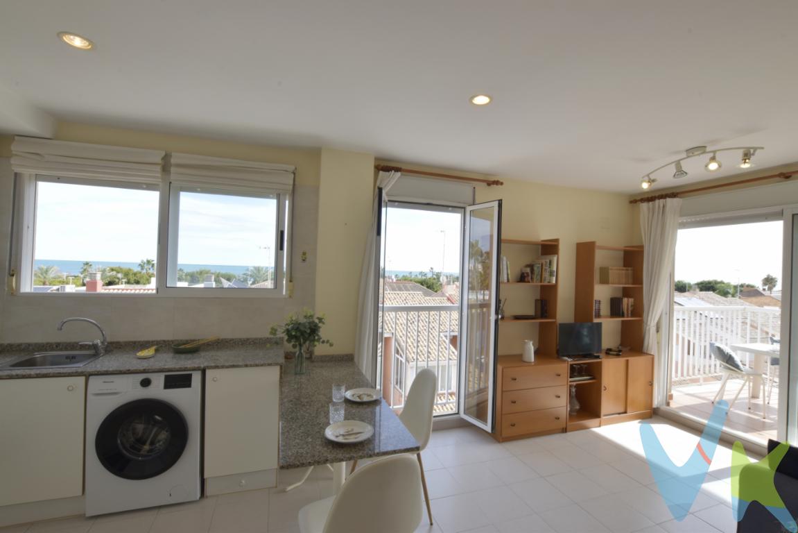 A tres minutos andando de la orilla del mar te proponemos un apartamento esquina, todo exterior y con vistas al mar, música para el alma, situado en Canet de Berenguer, municipio de la provincia de Valencia. La brisa y la luz te enamorará en la primera visita con la ilusión de quedártelo. Toda una experiencia para parejas o solteros que quieren independizarse junto al mar, además de tener una comunidad con numerosos vecinos que viven todo el año, disfrutando junto al mediterráneo. La vivienda en una tercera altura se distribuye en cocina abierta al salón y acceso directo a una terraza de 2 x2 aproximadamente, ideal para desayunar o cenar en buena compañía, así como 1 habitación doble  y baño completo. La vivienda de 70 metros construidos con elementos comunes incluye garaje y trastero cubierto en semisótano. La zona tiene cerca restaurantes, supermercados y zonas verdes de ocio, incluso una playa en donde disfrutar con tu mascota. Vivirás a unos 30 minutos de la ciudad de Valencia, a 32km de los jardines del Turía o a 40 minutos del aeropuerto de Manises. La vivienda dista a dos minutos en coche del municipio de Canet con todos servicios necesarios para vivir sin agobios y próximos. ¡Llámanos!¿Te gustaría enterarte en primicia de nuestros inmuebles en alquiler y venta? En VIVEKU.ES los publicamos con unos días de antelación.Contamos con 30 años de experiencia acreditada y nuestro objetivo es garantizarle un servicio de compra humano, ético, de calidad, fácil y seguro. Nuestro equipo lo integran agentes con la titulación AIR (Agente Inmobiliario Registrado) y Agentes Certificadores de la categoría Premium en certificación de inmuebles y debidamente registrados en el Registro de Agentes de Intermediación de la CV (RAICV 0743). Consulte en nuestras reseñas de Google lo que opinan los clientes que ya han trabajado con nosotros.El precio del inmueble no incluye los honorarios de la agencia que ascienden al 3% del precio final del inmueble más el 21% de IVA, ni los gastos de notaría y registro de la propiedad (que están sujetos a aranceles y varían dependiendo del precio de escrituración), ni los impuestos (que en la Comunidad Valenciana varían dependiendo del precio del inmueble y de las características personales del comprador). 