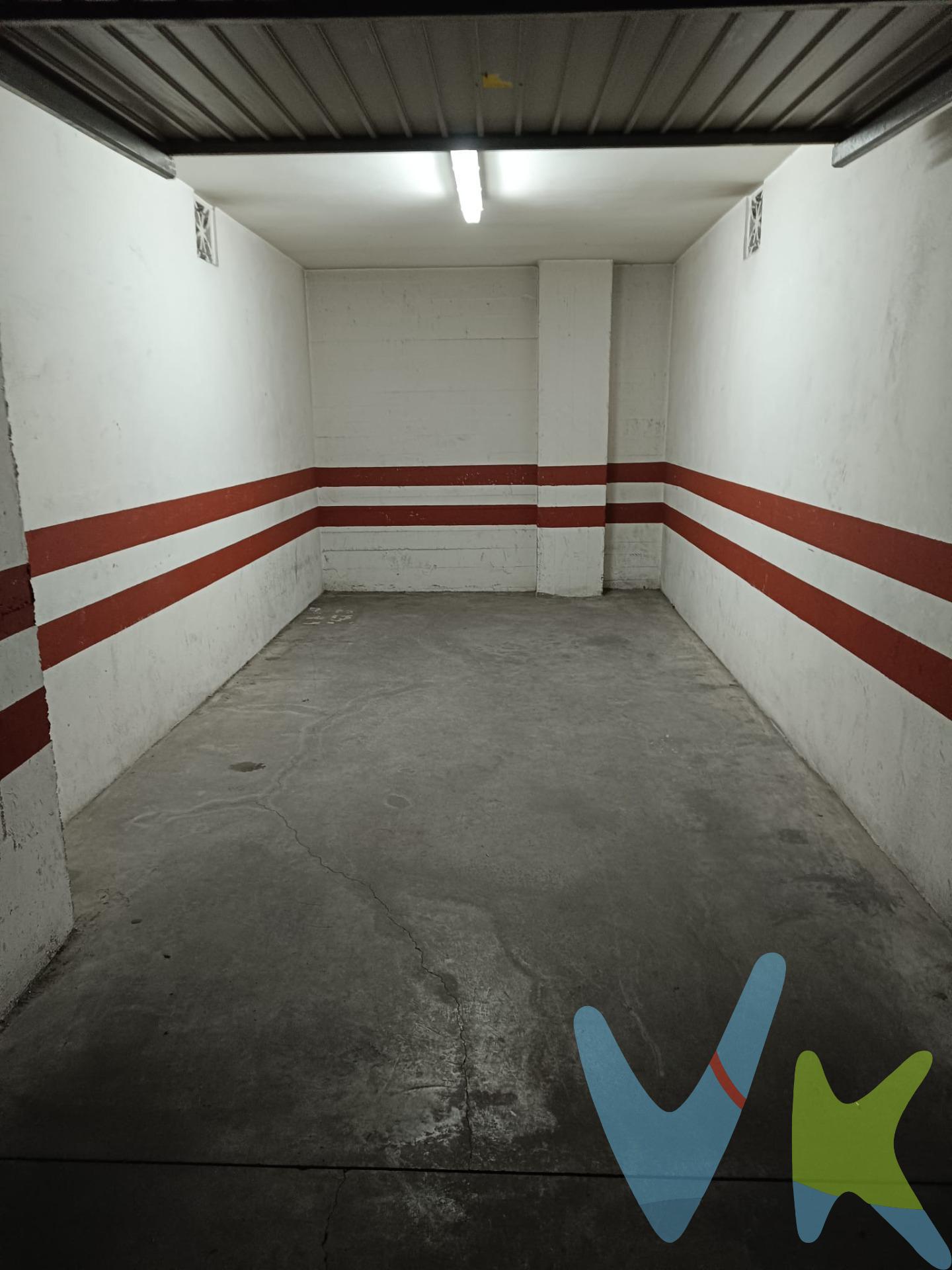 Descubre este garaje cerrado ubicado en el corazón de San Fernando, específicamente en la zona centro de la ciudad. Con una superficie total construida de 16 metros cuadrados y un área útil de 14 metros cuadrados, esta propiedad es ideal para quienes buscan seguridad y comodidad al estacionar su vehículo. El espacio cuenta con dimensiones optimizadas (5,65 m x 2,70 m x 2,50 m) que permiten maniobras sencillas. Equipado con alumbrado fluorescente eficiente (65 vatios), toma de corriente eléctrica y huecos para ventilación que aseguran un ambiente adecuado dentro del garaje. Además, las zonas comunes están equipadas con sistemas contra incendios eficaces así como también cuentan con extracción y renovación constante del aire; todo ello garantiza no solo funcionalidad sino también seguridad a sus usuarios. Este valioso inmueble se ofrece por un precio atractivo de €30,000.