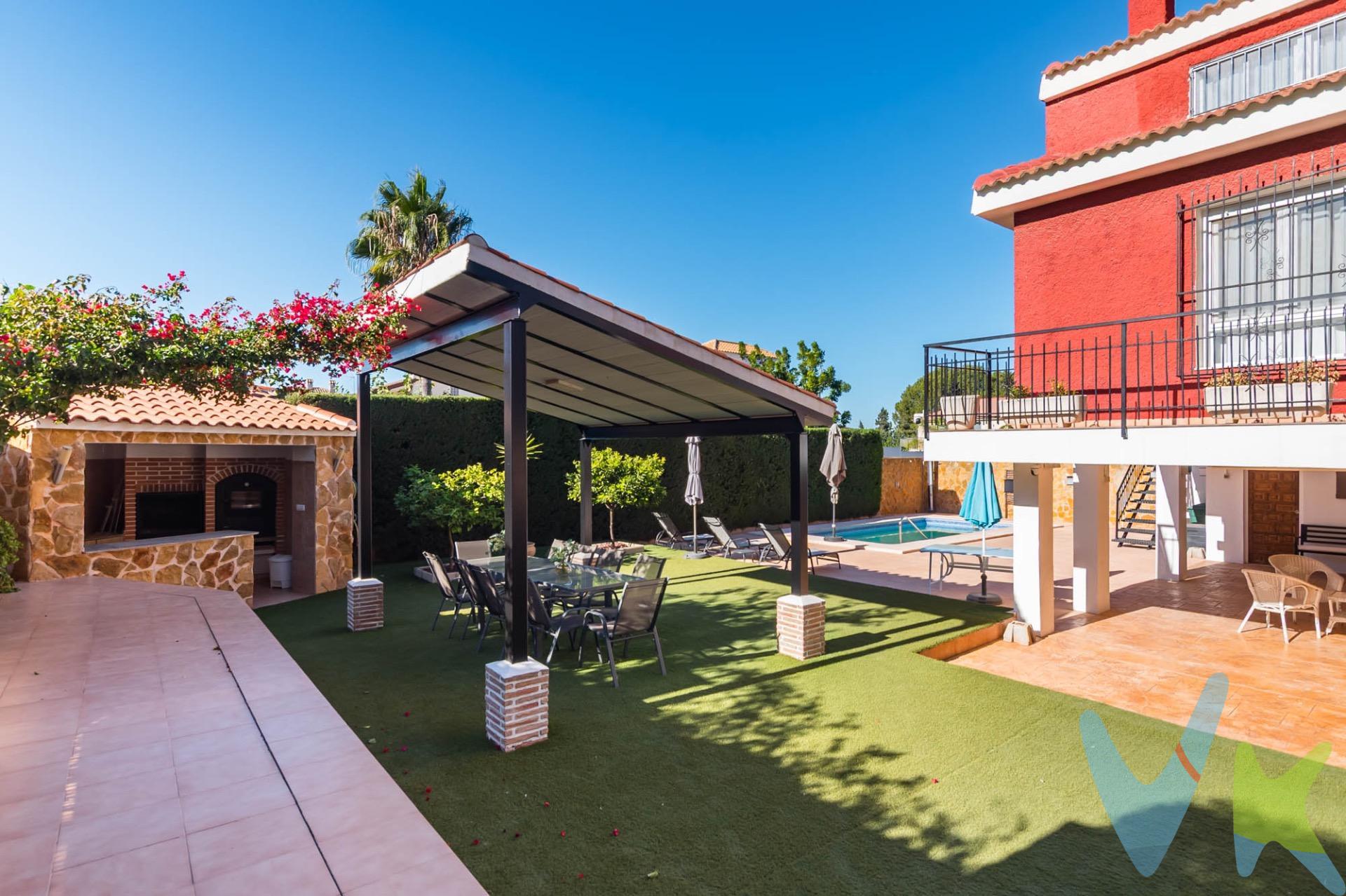 Crea el hogar que siempre has soñado en este chalet en esquina en La Alcayna perfecto para una familia grande que quiera disfrutar al máximo del exterior sin renunciar al espacio interior. La parcela, de 539 m², con privacidad, se aprovecha al máximo porque la vivienda está elevada, lo que genera mejor ventilación y vistas más despejadas. La parte de jardín se convierte en un auténtico espacio de ocio: zona de piscina, barbacoa, vestuario, baño exterior y almacén, ideal para organizar reuniones familiares y con amigos sin entrar continuamente en la vivienda. Distribuida en dos alturas, primera planta con zona de día, salón comedor, cocina con lavadero, 4 dormitorios y dos baños. La planta superior abuhardillada con 3 dormitorios más y un baño. Una vivienda pensada para grandes familias, invitados, dónde no faltará espacio para nada, despacho y zona de juegos o hobbies. Los dormitorios están reformados, lo que aporta una sensación de vivienda actualizada y lista para entrar a vivir, evitando grandes reformas iniciales. Espacio en parcela para aparcar cómodamente hasta 4 vehículos, algo muy valorado en la zona y perfecto para familias con varios coches o visitas frecuentes. El vestuario, baño y almacén en la parcela facilitan el uso diario de la piscina y la zona de barbacoa, manteniendo la casa siempre ordenada y evitando entradas y salidas mojados por el interior. Para terminar te queremos comentar algo: ¡Descubre una aventura inmobiliaria que combina calidad, pasión y profesionalidad! La confianza que los propietarios han depositado en nosotros es un testimonio de nuestro compromiso en brindarte un servicio excepcional. Aquí viene el detalle especial: al contactarnos directamente, evitarás molestarlos, nosotros seremos tus intermediarios y te proporcionaremos toda la asistencia necesaria. Estamos aquí para facilitarte la documentación e información que requieras, y te prometemos un trato cálido y sin complicaciones. Te informaremos detalladamente de todos los aspectos, incluyendo gastos de la compra y honorarios de agencia que no están incluidos en el precio, para garantizar tu comodidad y tranquilidad durante todo el proceso. Esa es nuestra esencia, proporcionarte #Calma: “Estado ideal de tranquilidad que tendrás al comprar tu casa con nosotros”. Queremos que sepas que tanto la descripción del inmueble como las imágenes que ves son valiosas referencias informativas, en ningún caso tienen carácter contractual. Asimismo, el precio ha sido designado por la propiedad por lo que podría sufrir variaciones y no sería vinculante hasta que se formalice en contrato de compraventa. * ¡Oye, agente inmobiliario! Si estás leyendo este texto y te gusta, te desafiamos a ser creativo y sorprendernos con una adaptación original. ¡Nada de copiar y pegar, queremos ver tu ingenio en acción! Así que prepárate para darle un toque único y cautivador a estas palabras. Estamos ansiosos por ver cómo le das vida a este mensaje con tu propia magia inmobiliaria. ¡Adelante, demuéstranos de qué eres capaz!