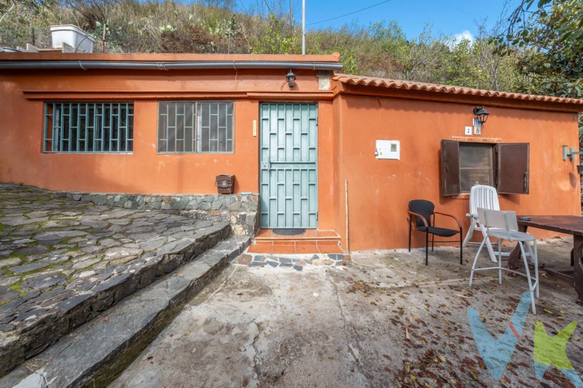 🌿 Encantadora finca rústica con total independencia y privacidad 🌿. Si buscas un lugar donde desconectar del mundo y disfrutar de la naturaleza en su máxima expresión, esta finca es para ti. Situada en un entorno tranquilo y rodeada de verde, esta propiedad ofrece un espacio perfecto para quienes valoran la paz, la intimidad y el contacto directo con la tierra. La finca cuenta con amplios terrenos de cultivo, ideales para agricultura, huerto ecológico o simplemente para disfrutar del placer de trabajar la tierra. Además, dispone de varios árboles frutales que aportan frescura y sabor natural durante todo el año. - Terreno en cadenas de 2.253m2. - 2º Terreno en llano de 3.100m2. Su ubicación privilegiada garantiza una total independencia: no tiene vecinos colindantes y se encuentra rodeada de un paisaje natural inigualable. Gracias a su privacidad, el acceso en coche llega hasta un punto cercano, quedando la propiedad a tan solo 5 minutos a pie, lo que asegura una tranquilidad absoluta sin ruidos ni tránsito. Un rincón único donde se respira calma, perfecto tanto como vivienda rural ó retiro personal. La vivienda en buen estado de conservación de 57m2 cuenta conon dos dormitorios, baño y salón- cocina, además de un alpendre de 19m2, donde se actualmente se guardan herramientas y maquinaria, el cual podrás transformar en un apartamento ó destinar ese espacio según tus necesidades. . En el precio de venta incluyen algunas herramientas y maquinaria para trabajar las tierras, además de una piscina de buen tamaño que podrás motar en esos los días de verano. 🌾 Un refugio para vivir en paz, cultivar tus sueños y disfrutar del silencio del campo.