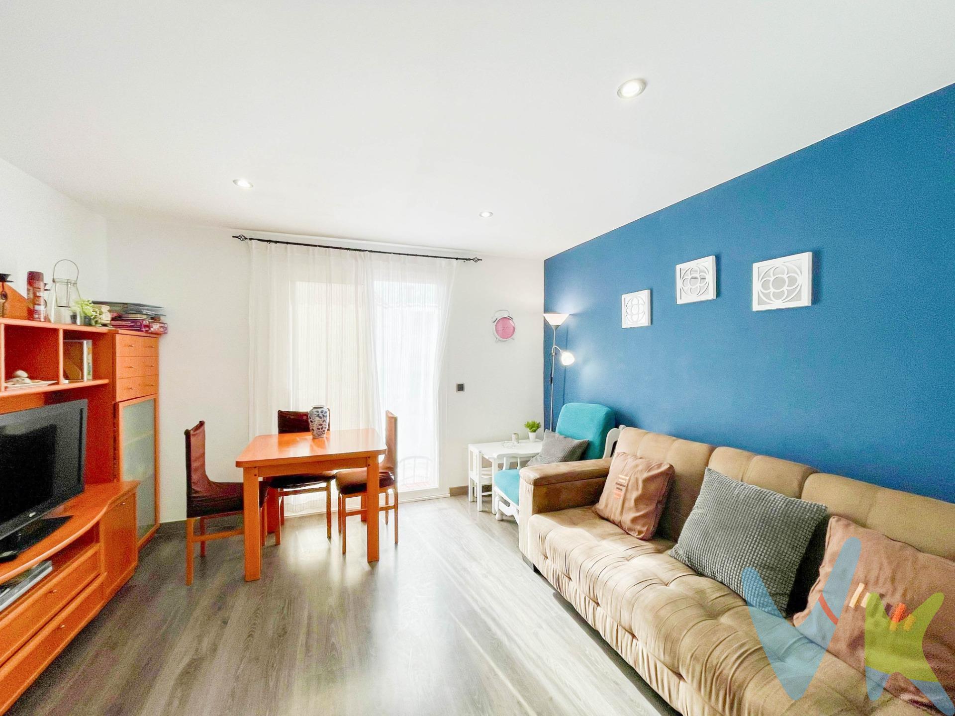 Piso semireformado en venta en la zona de Poble Sec, Sitges. . Ubicado en una finca tranquila de solo tres viviendas, esta propiedad de 63 m² construidos se encuentra en una segunda planta sin ascensor. Ofrece un dormitorio doble con armario empotrado y salida a una terraza delantera, dos dormitorios individuales, un baño completo reformado, cocina independiente y un salón-comedor con salida a una terraza orientada al sur, lo que garantiza una excelente entrada de luz natural. La finca dispone de un terrado comunitario y cuenta con gas natural y climatización por conductos. La ubicación es inmejorable, con todos los servicios a mano como supermercados, tiendas, centros de salud y transporte público. . Una oportunidad ideal para quienes buscan luminosidad, comodidad y tranquilidad en el corazón de Sitges. *El precio no incluye impuestos (ITP, IVA y AJD), ni gastos de notario ni registro. *El precio no incluye el mobiliario, electrodomésticos y enseres que aparecen en las fotos. REF 11236 JS