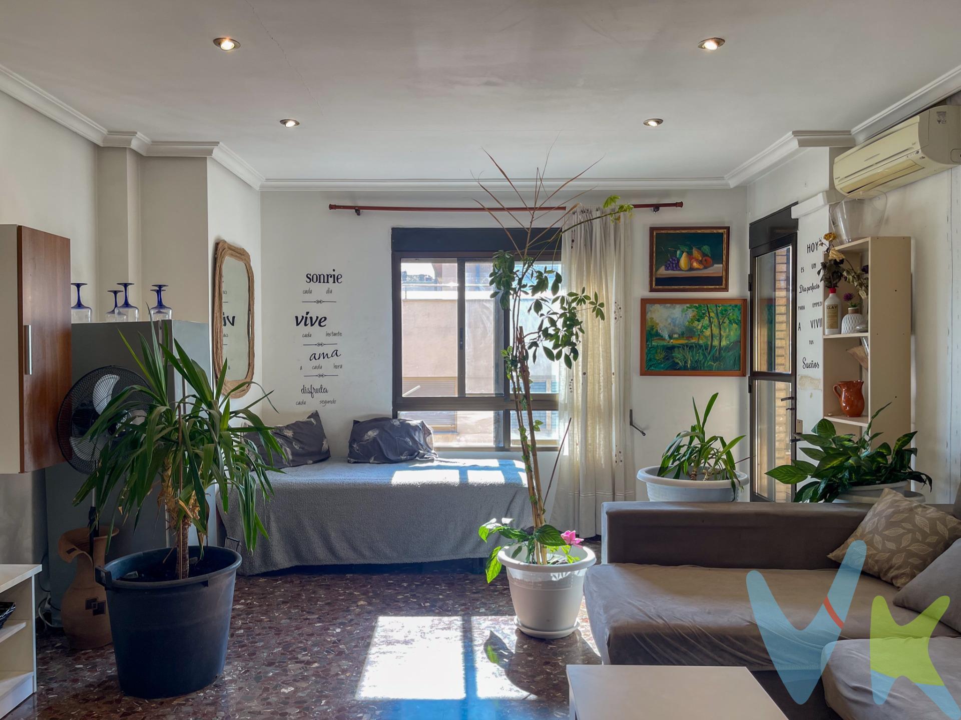 ¡Tu nuevo hogar en Requena te está esperando!. En plena Carretera de Chera, a un paso de la siempre viva Capitán Gadea, una de las calles más comerciales y con mejor ambiente de Requena, se encuentra este piso reformado que enamora a primera vista. Ubicado en una finca con fachada de caravista construida en 2003, sin mantenimiento exterior y con ascensor, este tercer piso es todo lo que estabas buscando si valoras el confort, la luz natural y una distribución inteligente. Con 114 m², este hogar te da la bienvenida con un salón amplio, luminoso, con aire acondicionado y salida a un balcón ideal para tomar un café al sol o simplemente desconectar. La cocina, también espaciosa, cuenta con alacena independiente, perfecta para mantener todo organizado mientras das rienda suelta a tus mejores recetas. Aquí cada rincón invita a crear recuerdos. El piso dispone de cuatro habitaciones interiores, tres de ellas sencillas y una doble pensada para el mejor descanso, lejos del ruido exterior. Todas las estancias cuentan con ventanas dobles de aluminio, que aseguran aislamiento y tranquilidad. Las puertas de madera y los detalles cuidados en cada estancia aportan calidez y carácter. Los dos baños completos han sido reformados con un estilo moderno, ambos con cómodos platos de ducha, funcionales y elegantes. La calefacción eléctrica por acumuladores garantiza una temperatura agradable en invierno sin complicaciones. Además, estás muy cerca de la Escuela de Capataces, ideal si trabajas o estudias allí, y con todos los servicios, comercios y zonas verdes a tu alrededor. Este piso no es solo una buena inversión por su ubicación y estado: es una oportunidad para empezar una nueva etapa con calidad de vida, comodidad y estilo. ¿Te imaginas ya viviendo aquí?. Llámanos y ven a visitarlo. Tu futuro empieza en Requena.