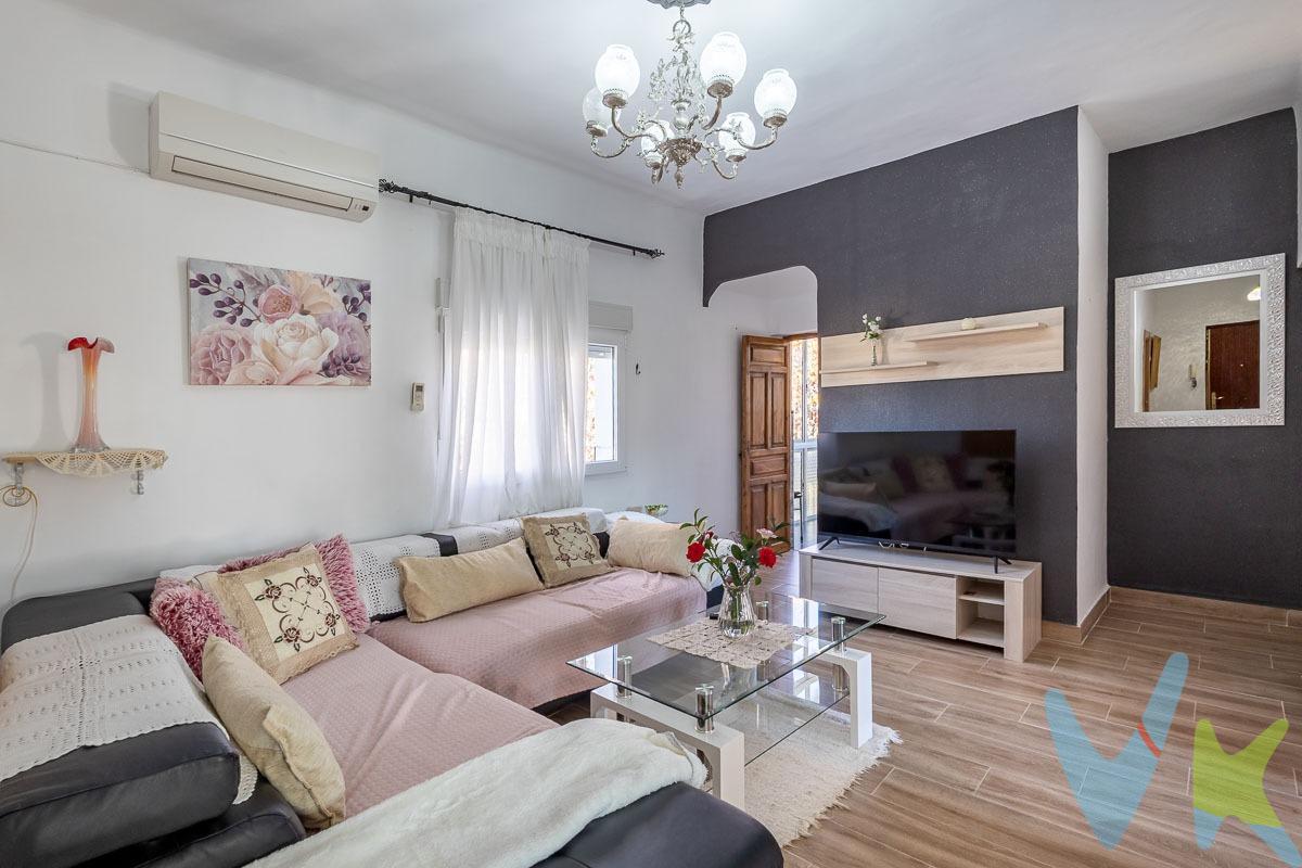 Vivienda ideal para quienes buscan luz, tranquilidad y una excelente ubicación. Al ser última planta, disfruta de sol durante todo el día y una agradable sensación de independencia. Situado en el Zaidín, a pocos minutos de la universidad, del centro, supermercados y transporte público. Zona cómoda y bien comunicada, perfecta para el día a día sin necesidad de coche. El piso está totalmente reformado y listo para entrar a vivir. Dispone de:. 3 habitaciones. 1 baño. Cocina amplia y funcional. Terraza cerrada, que aporta espacio extra y múltiples posibilidades. Distribución muy bien aprovechada, sin pasillos innecesarios. Se vende completamente amueblado. Es un cuarto sin ascensor, pero destaca por su luminosidad, estado impecable y ubicación. Ideal tanto como vivienda habitual como para inversión con alta rentabilidad. Ref. N363. * El PVP indicado no incluye impuestos ni gastos de Escritura. * Honorarios agencia no incluidos. * Las superficies expresadas en esta página tienen carácter descriptivo y son aproximadas. * Los precios pueden ser susceptibles de modificación sin previo aviso. * Esta vivienda se vende CON muebles.