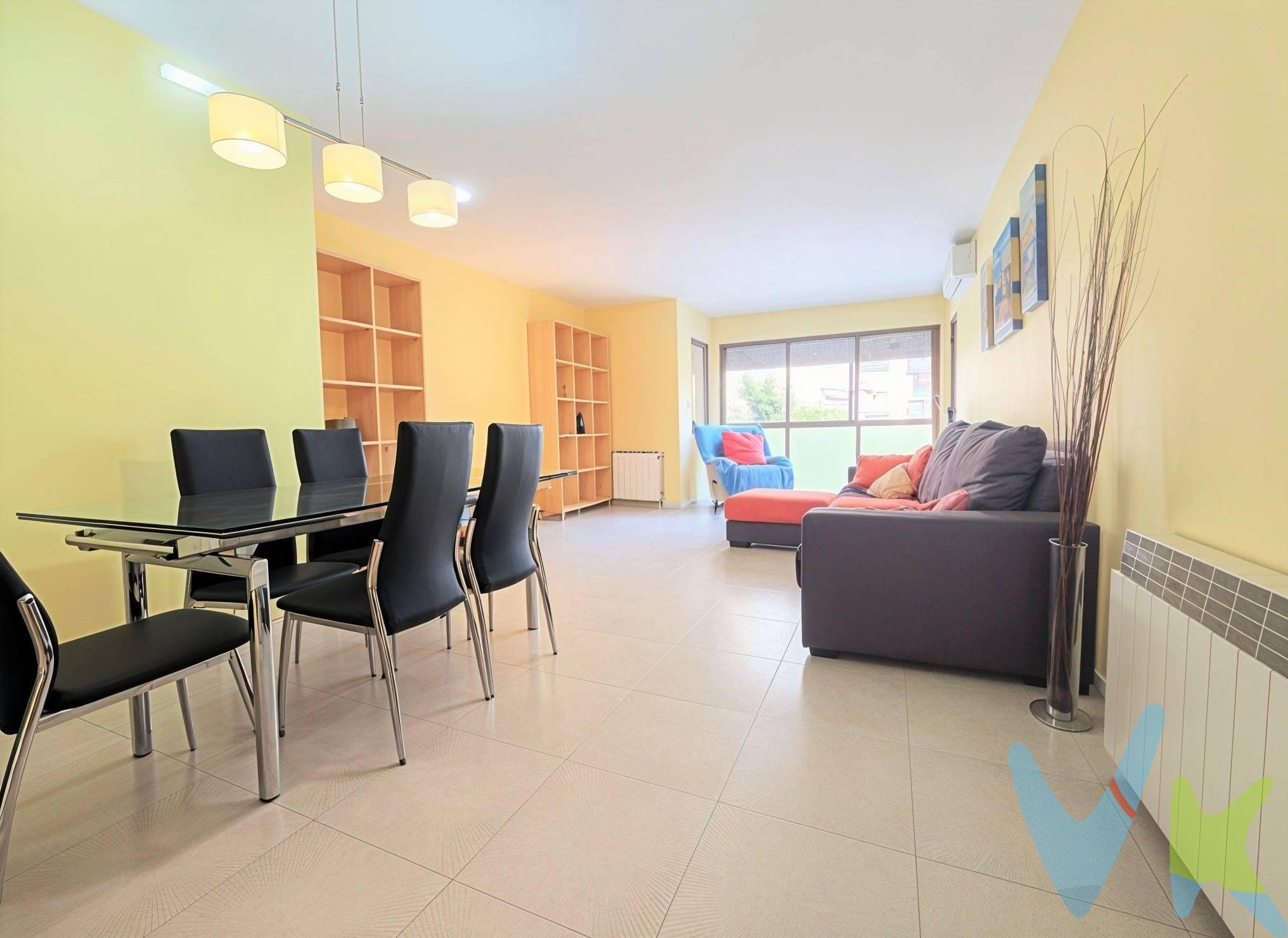 AMPLIO PISO DE 4 HABITACIONES PARA ENTRAR A VIVIR.  ¡ PARKING INCLUIDO !. Descubre este amplio y luminoso piso de cuatro habitaciones ubicado en la zona más solicitada y valorada del centro de Reus, con la mejor vía de entrada y salida en coche de toda la ciudad. Este inmueble es   ideal para aquellos que buscan luz, comodidad y espacio. Con una generosa superficie construida de 125 m², tal y como indica su ficha catastral, esta propiedad está lista para entrar a vivir. Su perfecta distribución incluye dos habitaciones dobles, una de ellas tipo suite, perfectamente adaptadas al confort familiar, junto con otras dos de individuales, todas ellas exteriores; además cuenta con un total de dos baños completamente equipados, ofreciendo privacidad y funcionalidad a toda la familia e invitados. Sin descuidarnos de la magnífica cocina con galería que nos ofrece este hogar y de su fantástico salón-comedor ideal para reuniones familiares y de amistades. La orientación este-oeste asegura luz natural durante todo el día y una perfecta ventilación natural, mientras disfrutas de unas vistas despejadas desde sus ventanas y balcones. La comunidad de propietarios de esta finca es reducida y selecta, lo que promueve un ambiente tranquilo entre vecinos. El parking incluido en el mismo edificio facilita aún más tu experiencia diaria en la ciudad, donde tendrás acceso inmediato a autobuses cercanos, centros comerciales variados, así como instituciones educativas destacadas e incluso hospitales dentro del área metropolitana;. ¡Aprovecha esta gran oportunidad!, ven a conocerlo hoy mismo. Te atenderemos con mucho gusto.