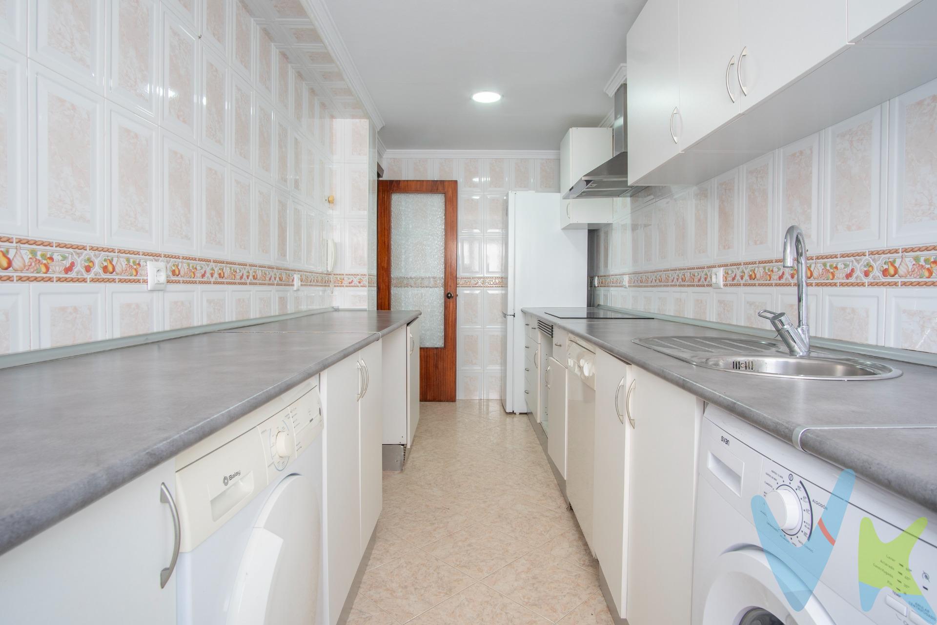 Hay viviendas que destacan por su equilibrio y, sobre todo, por la generosidad de sus metros. Este segundo piso en la calle Menéndez Pidal es una de esas piezas donde la amplitud se convierte en el mayor lujo. Situada en una ubicación estratégica, a un paso del centro, la propiedad ofrece la comodidad de tener todos los servicios a mano en un entorno urbano consolidado y dinámico. Al entrar, la sensación de claridad es inmediata. El salón-comedor es un espacio despejado y muy luminoso que conecta directamente con la terraza, permitiendo que la luz natural bañe toda la estancia principal. Es el lugar ideal para proyectar una zona social de concepto abierto, donde el interior y el exterior se fusionen para disfrutar del clima de la zona durante todo el año. La zona de noche se distribuye en tres dormitorios exteriores, estancias amplias que ofrecen una versatilidad absoluta para adaptarse a las necesidades de una vida moderna. Por su parte, la cocina cuenta con una distribución funcional y una excelente capacidad de almacenaje, complementada por un área de tendedero que aporta un desahogo muy valorado en el día a día. El baño principal ya ha sido actualizado con una cómoda placa de ducha. Con 100 metros cuadrados de superficie, esta vivienda es la base perfecta para quienes buscan un hogar espacioso y bien ubicado. Ya sea para entrar a vivir aprovechando su excelente estado o para realizar una actualización que potencie aún más sus posibilidades, esta propiedad representa una inversión segura en calidad de vida. Un lienzo en blanco con todo el espacio que necesitas para empezar tu próximo capítulo.
