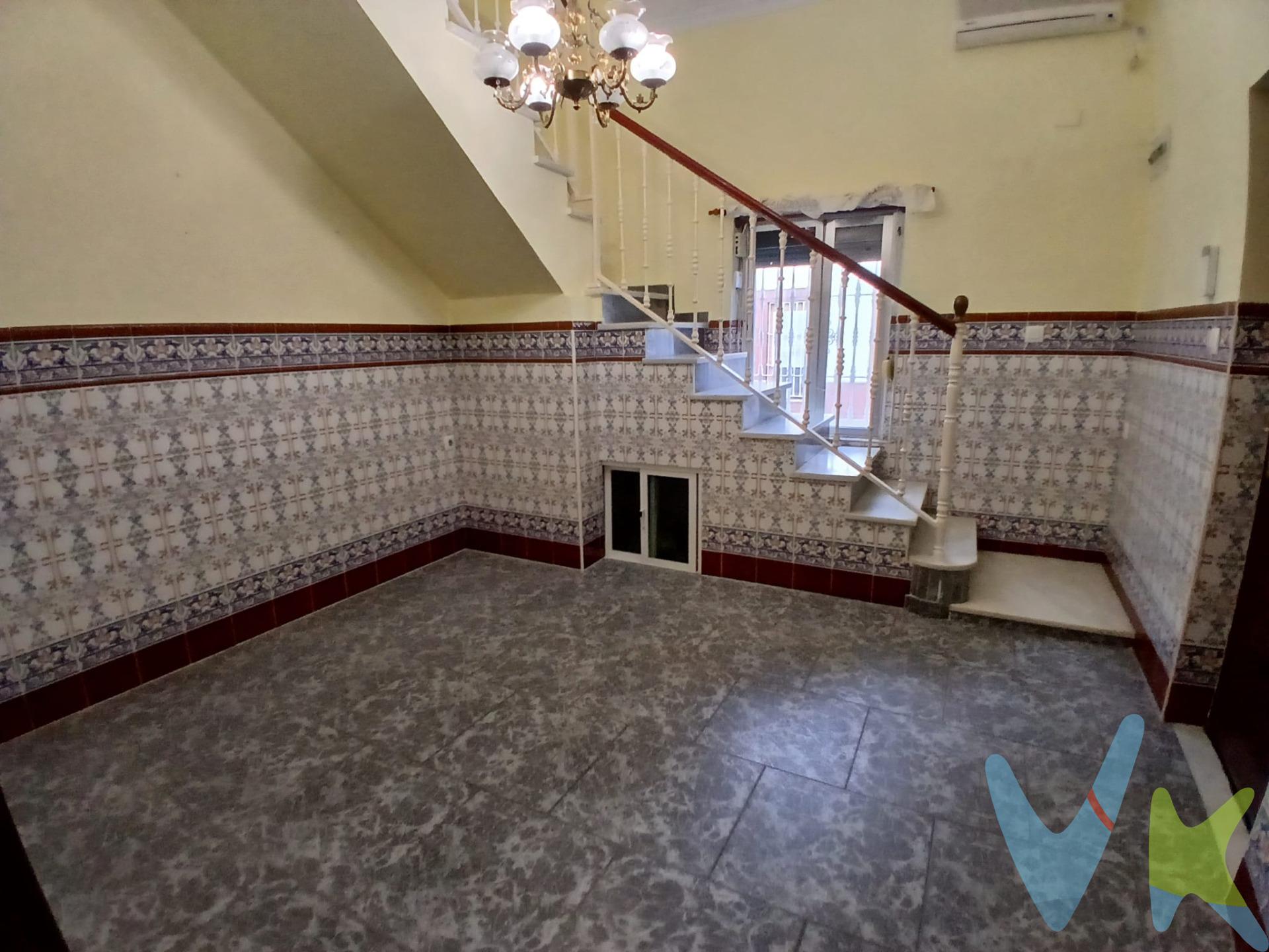 Desde el primer instante, al cruzar el umbral, se percibe la promesa de un hogar lleno de vida y posibilidades. La planta baja, presenta tres estancias junto a la cocina y cuarto de baño que invitan a ser vividas y transformadas con la esencia de quienes la habiten. La estructura de la casa juega con su altura y distribución de manera magistral. Desde esta planta, dos escaleras despiertan la curiosidad y el deseo de explorar. La primera, situada en la estancia de entrada, nos lleva hacia la segunda planta, donde la vivienda despliega aún más su carácter y amplitud. Allí aguarda la habitación principal, una estancia generosa y luminosa adornada con un balcón amplio que se asoma a la calle. Junto a esta habitación principal, un cuarto de baño de amplias dimensiones promete comodidad sin compromiso. Por último, una habitación individual completa este nivel, flexible y lista para adaptarse: ya sea como despacho, habitación de invitados o espacio creativo, es un lienzo en blanco que espera ser pintado con nuevas historias. La segunda escalera discreta pero invitante, conduce hacia la azotea, un lugar con vistas despejadas. Este espacio al aire libre es una joya escondida, ideal para crear un oasis familiar: un rincón para el descanso, la celebración o simplemente para contemplar el horizonte. mientras el sol se despide. Imagina tardes de verano donde niños juegan bajo un cielo abierto y noches estrelladas que se convierten en memorias imborrables. Esta vivienda, más que una construcción, es un sueño esperando tomar forma. Su diseño invita a imaginar una vida plena, donde cada rincón cuenta, cada detalle suma y el futuro se viste con las expectativas de quienes decidan hacer de ella su hogar. Un lugar con alma, sin duda, un tesoro urbano que aguarda ser descubierto y amado. Llámanos y descubre su potencial en una visita presencial. Disponemos del Documento Informativo Abreviado de la propiedad (D. I. A), según Decreto 218/2005, de 11 de octubre. La Agencia Inmobiliaria también dispone de Seguro de Caución, para la garantía y protección de las cantidades económicas entregadas como señal para la reserva de una vivienda. Operación sujeta a ITP, cuyo tipo general es del 7% respecto al precio de venta, pero que en casos especiales se puede ver reducido al 6% o 3,5% en virtud de lo dispuesto en el Ley 5/2021, de 20 de octubre, de Tributos Cedidos de la Comunidad Autónoma de Andalucía. Base del impuesto: con carácter general, la base será la mayor entre el precio declarado y el valor de referencia (según normativa aplicable). Los honorarios de intermediación inmobiliaria, a cargo del comprador, ascienden al 3% del precio de compraventa, más IVA (21%), siendo informados y aceptados expresamente con carácter previo a la formalización de la operación. Los gastos aproximados de Notaría y Registro se cifran entre 800 € y 1.500 €, el importe exacto dependerá del precio final de la compraventa, número de copias de la escritura, número de páginas de la escritura, complejidad, etc., en virtud de lo dispuesto en el Anexo I del Real Decreto 1426/1989, por el que se aprueba el arancel general de Notaría, y el Anexo I del Real Decreto 1427/1989, por el que se aprueba el arancel de los Registradores de la Propiedad. En caso de necesidad de financiación bancaria para la compra, los gastos de esta deberán ser obtenidos de la entidad bancaria que vaya a financiar la operación. Se hace constar que la agencia efectúa una labor de intermediación, y que las condiciones finales de la compraventa quedan sujetas a la aceptación expresa de la parte vendedora y a la ulterior formalización del contrato. Por mandato expreso del propietario, comercializamos este inmueble en exclusiva compartida, lo que le garantiza el acceso a toda la información, a un servicio de calidad, un trato fácil, sencillo y sin interferencias de terceros. 