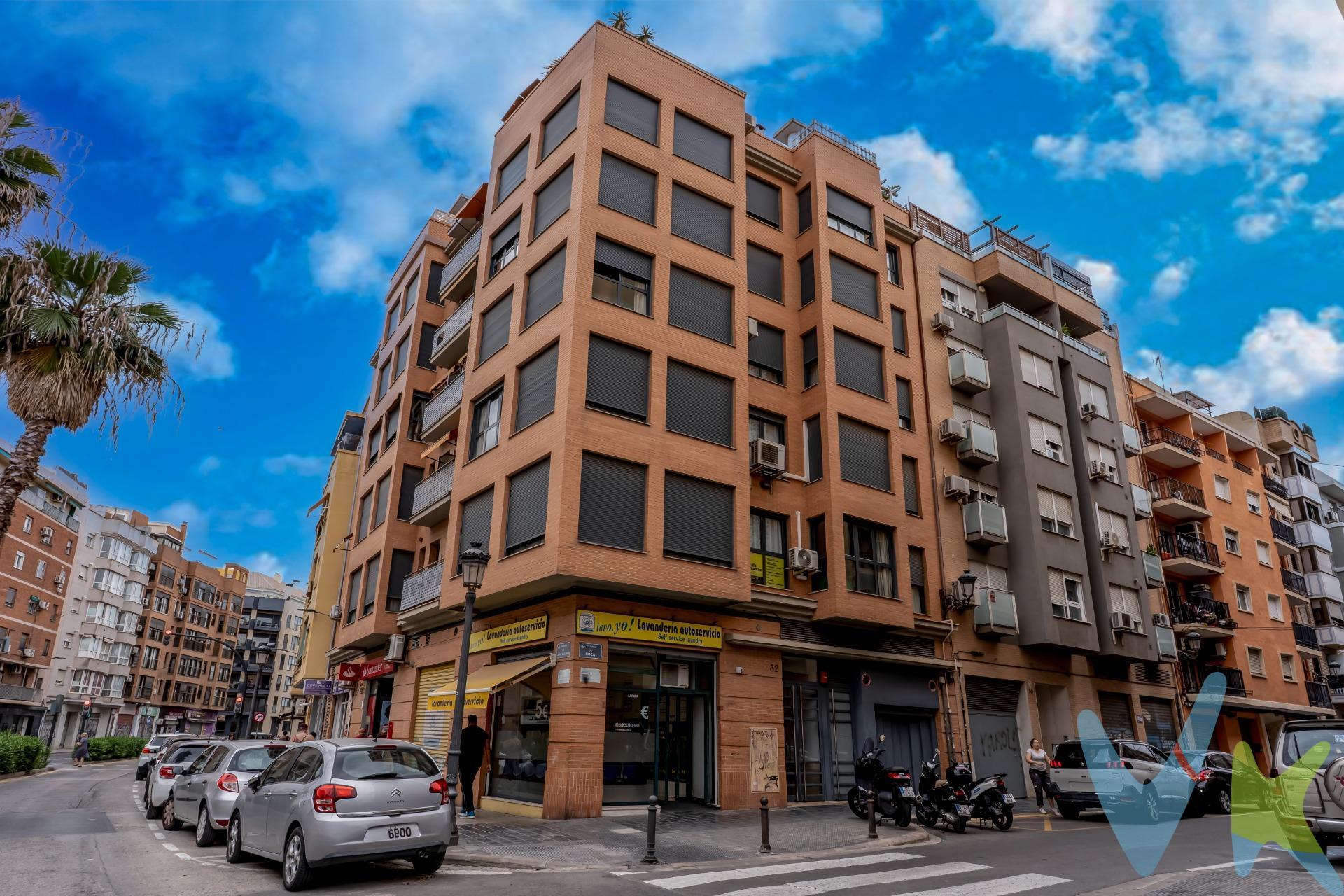 Imagina despertar cada mañana con la luz natural acariciando los suelos de parquet auténtico, el silencio acogedor de una calle tranquila y el confort de un hogar que lo tiene todo. Este piso, ubicado en la Calle Roca 32, combina calidez, estilo y funcionalidad en uno de los barrios más deseados de Valencia. 🏡 Distribución pensada para vivir con calma y armonía:. Con tres habitaciones amplias, este hogar se adapta a tus sueños y necesidades. La habitación principal te regala un refugio íntimo con baño en suite y un vestidor privado donde cada prenda tiene su lugar. 🛁 Dos baños modernos y funcionales, para que el ritmo del día fluya sin prisas ni interrupciones. 🍳 La cocina independiente, amplia y luminosa, invita a preparar recetas con aromas que llenan el hogar de recuerdos. 🌿 Siente la calidez bajo tus pies gracias al parquet natural, y disfruta del confort durante todo el año con aire acondicionado por splits y calefacción distribuida en toda la casa. 🚗 Y sí, la plaza de garaje está incluida en el precio, para que llegues a casa sin vueltas, sin estrés, solo tú y la tranquilidad de saber que todo está en su sitio. 📍 Vive en Patraix, un barrio lleno de vida, con alma de pueblo y corazón de ciudad. Con todos los servicios, comercios, colegios y parques a tu alcance. 🔑 Ven a verlo, siéntelo, escúchalo.. Este piso no es solo una propiedad, es el lugar donde empieza tu nueva historia.   El precio no incluye ni impuestos ni gastos de formalización y agencia. 