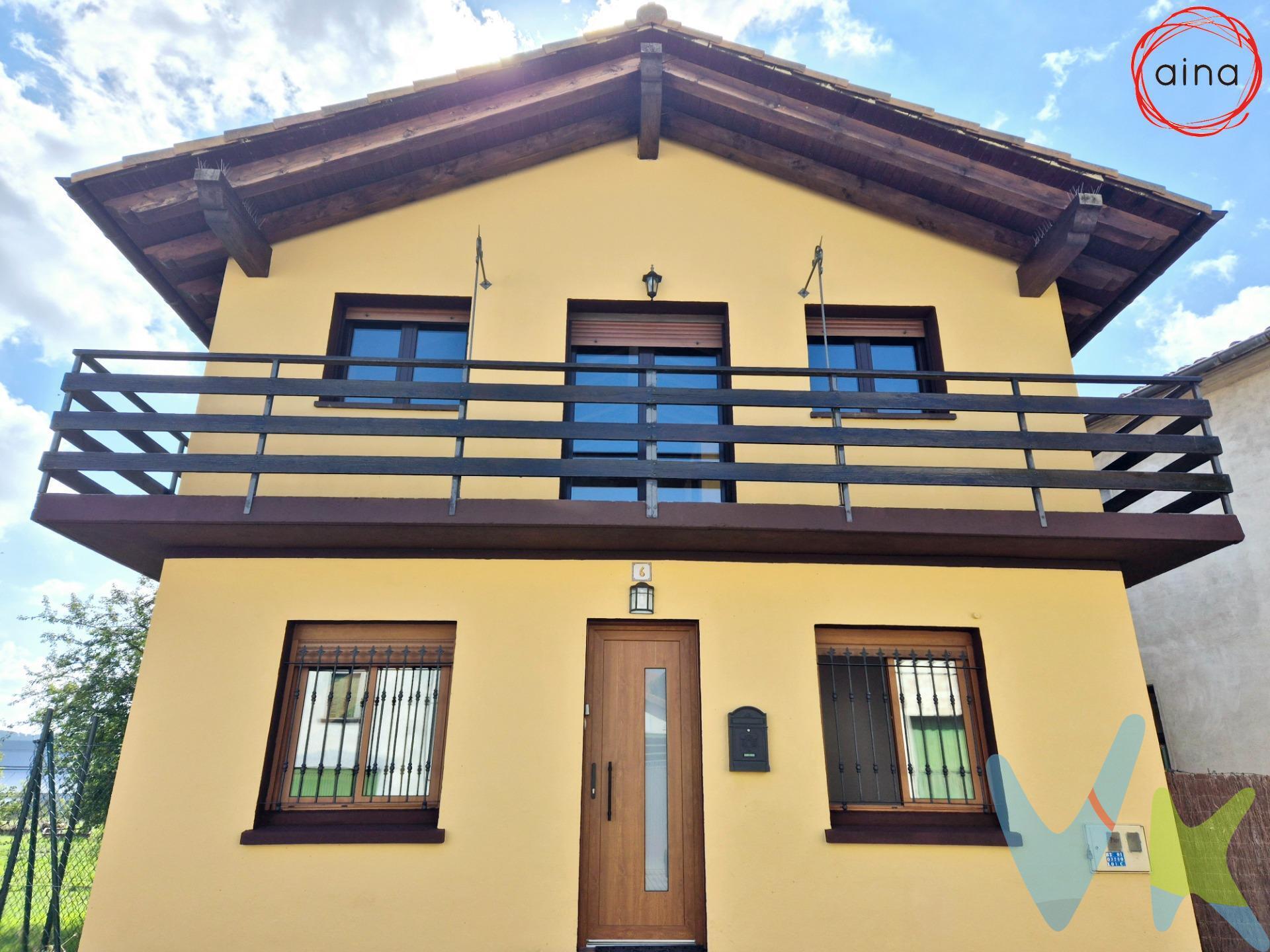 Un casa muy especial en Ororbia, tan cerca de Pamplona en apenas 10min  te plantas en la Capital. . La casa es muy cómoda, sólo dos plantas, de 60m2 cada una.  La planta baja se compone de una gran pieza diáfana de Salón  comedor y cocina con acceso desde un jardincito para que puedas disfrutar del exterior, baño completo y dormitorio. La planta primera es prácticamente diáfana, con techos abuhardillados, y salpicada de ventanas a las 4 orientaciones. Tiene un baño completo y una balconada que la rodea por completo. Puedes disfrutarla tal cual o distribuir hasta 2 dormitorios más si hace falta. . La casa está perfecta para entrar a vivir y recién pintada y además se le ha dotado de PLACAS SOLARES para que su mantenimiento sea mínimo, puesto que el sistema de calefacción es a través de acumuladores y radiadores eléctricos y el agua caliente mediante dos termos eléctricos.  Además de una chimenea de leña en el salón y aire acondicionado en la planta bajocubierta. Todo lo necesario para que sea una casa confortable todo el año con bajo coste. . Una casita independiente y eficiente, para entrar a vivir, tan cerca de Pamplona es sin duda una magnífica opción para convertirla en tu nuevo hogar. ¡Llama ya y ven a verla !. 