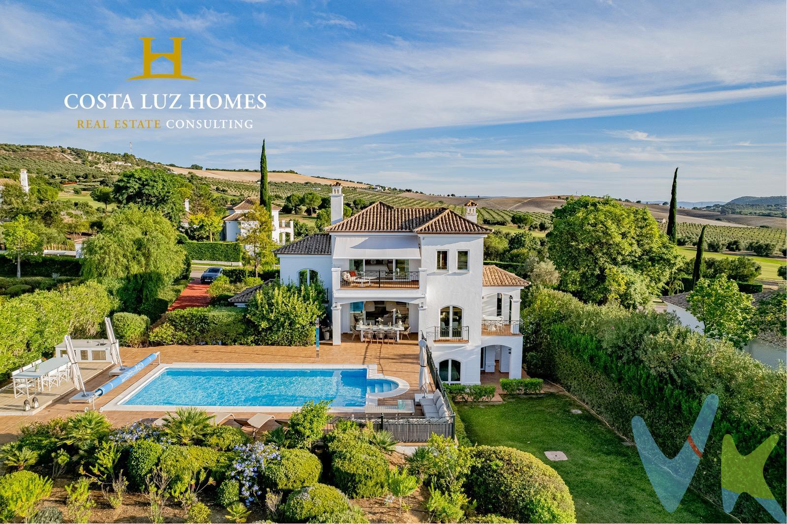 Se trata de una villa de lujo de 5 dormitorios con 4 baños (3 en suite) ubicada en Arcos Gardens Golf [amp;] Country Club con amplias vistas panorámicas sobre el campo de golf y Arcos de la Frontera. Completamente reformada en 2019, la propiedad tiene 275 m2 construidos con una parcela de 1425m2. Se distribuye en 3 plantas y tiene impresionantes vistas desde las diferentes plantas. Los propietarios han realizado un reforma para que la villa sea cómodo para alojarse durante todo el año e incluyeron la instalación de una bomba de calor y calefacción por suelo radiante en toda la casa, además de instalar una encantadora estufa de leña en la sala de estar. La casa tiene aire acondicionado en todas partes (tanto calor como refrigeración) y un sistema de filtro de aire para usar cuando está vacía. La planta baja tiene un amplio salón con acceso a la terraza principal, piscina, comedor más terraza para desayunar, cocina totalmente equipada con electrodomésticos modernos que incluyen horno, microondas, cajón calentador grande, placa de inducción grande, lavavajillas, frigorífico y una cocina independiente. Segunda nevera y nevera para vinos. La primera planta consta de una suite principal, un amplio dormitorio con vestidor con armarios empotrados y un fantástico y moderno cuarto de baño con una gran ducha, lavabo doble con tocador, bidé, radiador toallero eléctrico e inodoro. Hay una gran terraza junto al dormitorio con vistas espectaculares al campo de golf hasta Arcos de la Frontera: ¡el lugar perfecto para tomar un café temprano en la mañana o tomar una copa por la noche contemplando la puesta de sol!. El entresuelo de abajo tiene otro dormitorio doble grande con baño privado, un balcón con vistas a la terraza de la piscina y al gran limonero. En el sótano hay otros 3 dormitorios dobles grandes, uno de los cuales tiene baño privado. También hay un amplio baño familiar. Las ventanas francesas de 2 de los dormitorios dan a una terraza con vistas a los jardines inferiores y al campo de golf. También hay un lavadero independiente con lavadora y secadora integradas. La casa se beneficia de un amplio garaje integrado con puerta eléctrica, tomas de corriente, grifo y estanterías empotradas. El exterior ofrece una terraza privada muy grande que incluye una piscina de 10 mx 5 m, una zona de terraza elevada con cocina y comedor al aire libre, una terraza cubierta con espacio adicional para comer y jardines bien cuidados y plantados. Tiene hermosas vistas al campo de golf y Arcos de la Frontera. La casa fue construida en 2009 y fue renovada en 2019 por Lord Designs de Marbella. Durante las renovaciones, además de agregar la bomba de calor y la calefacción por suelo radiante, los propietarios reemplazaron todos los baños y la cocina y los re decoraron por completo. Los baños fueron reformados con grifería y duchas de Hans Grohe y los azulejos son de Porcelanosa. Todo diseñados a medida y cada baño cuenta con un radiador toallero y calefacción por suelo radiante, ¡perfecto para los meses de invierno!. La nueva cocina fue instalada por KOK Studios (Marbella) incorporando electrodomésticos Siemens IQ700. Se actualizó el cableado de toda la casa para incluir cableado Cat5 y se reemplazaron los azulejos de la terraza de la piscina, la terraza del comedor y la terraza del dormitorio principal. Es una casa familiar maravillosa y lujosa, perfecta para crear recuerdos duraderos. Informamos a nuestros clientes de que los gastos de notaría, registro, gestoría, impuestos y los honorarios de la agencia no están incluidos en el precio. A su vez, disponemos del documento informativo abreviado de la propiedad (según decreto 218/2005, del 11 de octubre) y de seguro de caución, para la protección del dinero entregado como señal para la reserva de una vivienda.