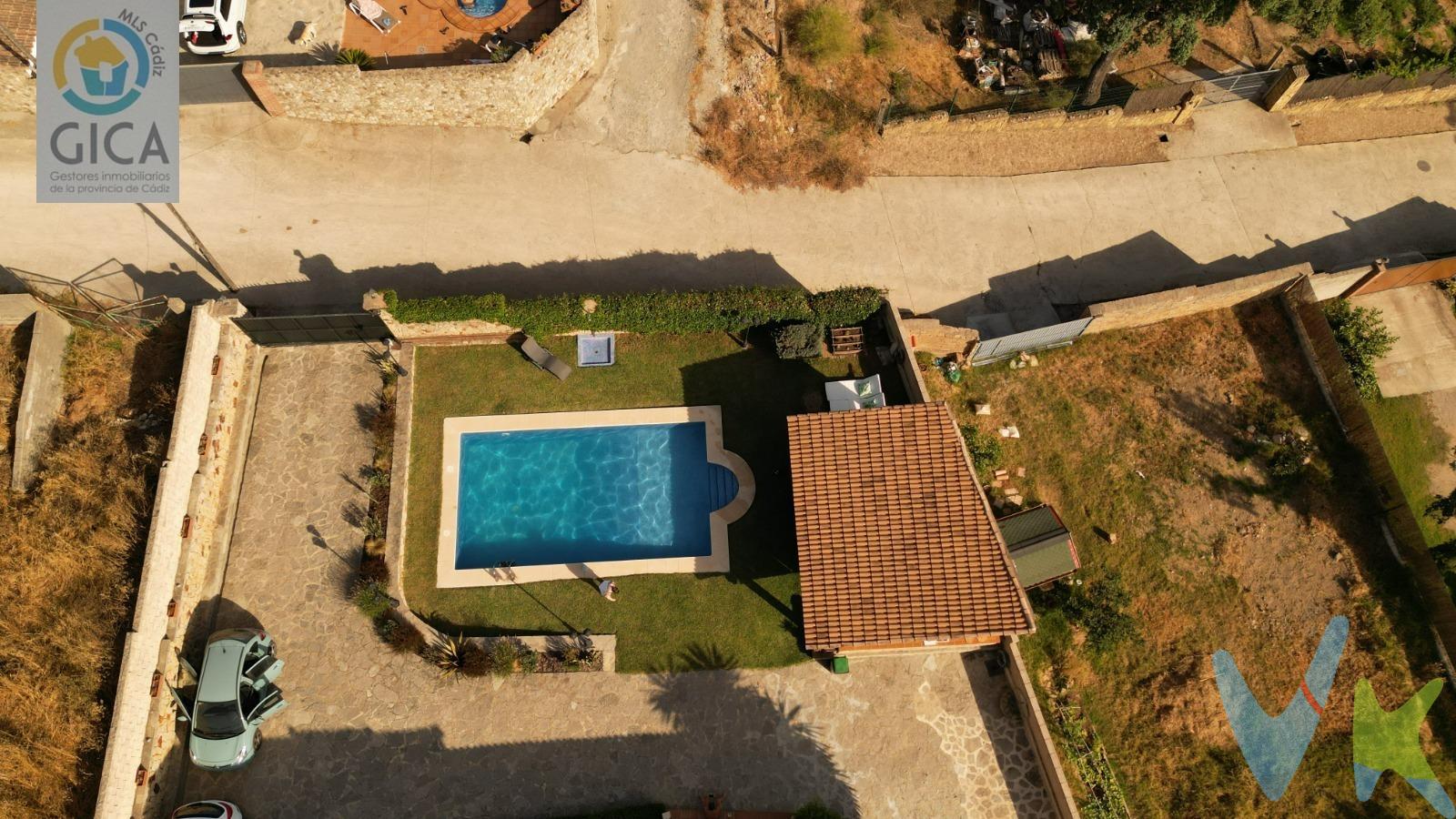 🏡 Fantástico chalet en Las Herrizas. (suelo urbanizable  pendiente de aprobación plan parcial. La vivienda puede tener costes de urbanización en un futuro. NO hipotecable). Ubicado en la zona de Las Herrizas, dentro del plan parcial de ordenación urbana (sector 10), se encuentra este maravilloso chalet independiente con 317 m² construidos sobre una amplia parcela de 1.827 m². Un entorno ideal para quienes buscan disfrutar de la naturaleza, criar a sus hijos en libertad y cuidar de sus mascotas con total tranquilidad. Se vende la vivienda con parcela fácilmente identificable y la parcela está a su lado derecho pero en desuso (forma parte de la misma finca). La vivienda cuenta con:. Garaje,. Piscina privada,. Jardín con pérgola,. Cocina exterior con fregadero, zona de comedor y sofás para disfrutar al aire libre durante gran parte del año. Al ser una casa independiente, ofrece múltiples rincones acogedores rodeados de zonas ajardinadas. En el interior, la planta baja dispone de:. Cocina con alacena,. Salón comedor,. Tres dormitorios (uno con vestidor),. Lavadero,. Un baño completo y un aseo (todas las estancias son exteriores, excepto el aseo). En la planta alta, se encuentran:. Una habitación individual,. El dormitorio principal, amplio y luminoso, con vestidor, baño en suite y terraza con vistas despejadas. La vivienda está en perfecto estado para entrar a vivir. 📞 Llámanos y ven a visitarla sin compromiso. 🔎 Información adicional (relevante para compradores):. Suelo urbanizable  pendiente de aprobación plan parcial. La vivienda puede tener costes de urbanización en un futuro. NO hipotecable. Dispone de agua canalizada con contador y electricidad con contador individual. No dispone de sistema de saneamiento. Cuenta con escrituras; no obstante, solo el terreno está inscrito en el Registro de la Propiedad (la casa no puede inscribirse hasta que se complete la urbanización). Año de construcción: 1996. --------------------------------------------------. Informamos a nuestros clientes que los gastos de notaría, registro, gestoría, impuestos y los honorarios de la agencia  NO están incluidos en el precio. A su vez, disponemos del documento informativo abreviado de la propiedad (según decreto 218/2005, del 11 de octubre) y de seguro de caución, para la protección del dinero entregado como señal para la reserva de una vivienda. Por mandato expreso del propietario, comercializamos este inmueble en exclusiva, lo que le garantiza el acceso a toda la información, a un servicio de calidad, un trato fácil, sencillo y sin interferencias de terceros. Por este motivo, se ruega no molestar al propietario, a los ocupantes de la propiedad o a los vecinos. Muchas gracias por su comprensión. 