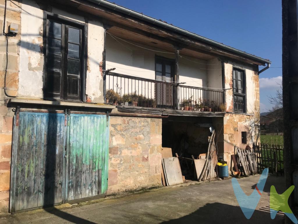 \"¡Descubre el encanto de la vida en un pintoresco pueblo montañés con esta amplia casa pareada en esquina! Ubicada en el tranquilo pueblo de La Ganceda, perteneciente al municipio de Valdáliga, esta propiedad ofrece la oportunidad perfecta para crear la casa de tus sueños.Construida en el estilo típicamente montañés, cuenta con una distribución que invita a la imaginación. Desde su soleado balcón, podrás disfrutar de las vistas y el aire fresco de la zona. Además, la propiedad incluye una antigua cuadra y pajar, añadiendo un toque de historia y autenticidad.Lo mejor de todo es el amplio jardín que acompaña a la casa, con más de 800m2, adornado por un encantador naranjo. ¡Imagina las posibilidades de este espacio al aire libre para crear tu propio oasis de tranquilidad!Con playas como Oyambre y San Vicente de la Barquera a solo unos 10 minutos de distancia, tendrás la combinación perfecta de vida rural y acceso a hermosas costas.Esta casa es ideal para aquellos que buscan personalizar su hogar a su gusto y necesidades, aprovechando su gran amplitud y potencial. ¡No dejes pasar esta oportunidad única y ven a visitarla hoy mismo!\"