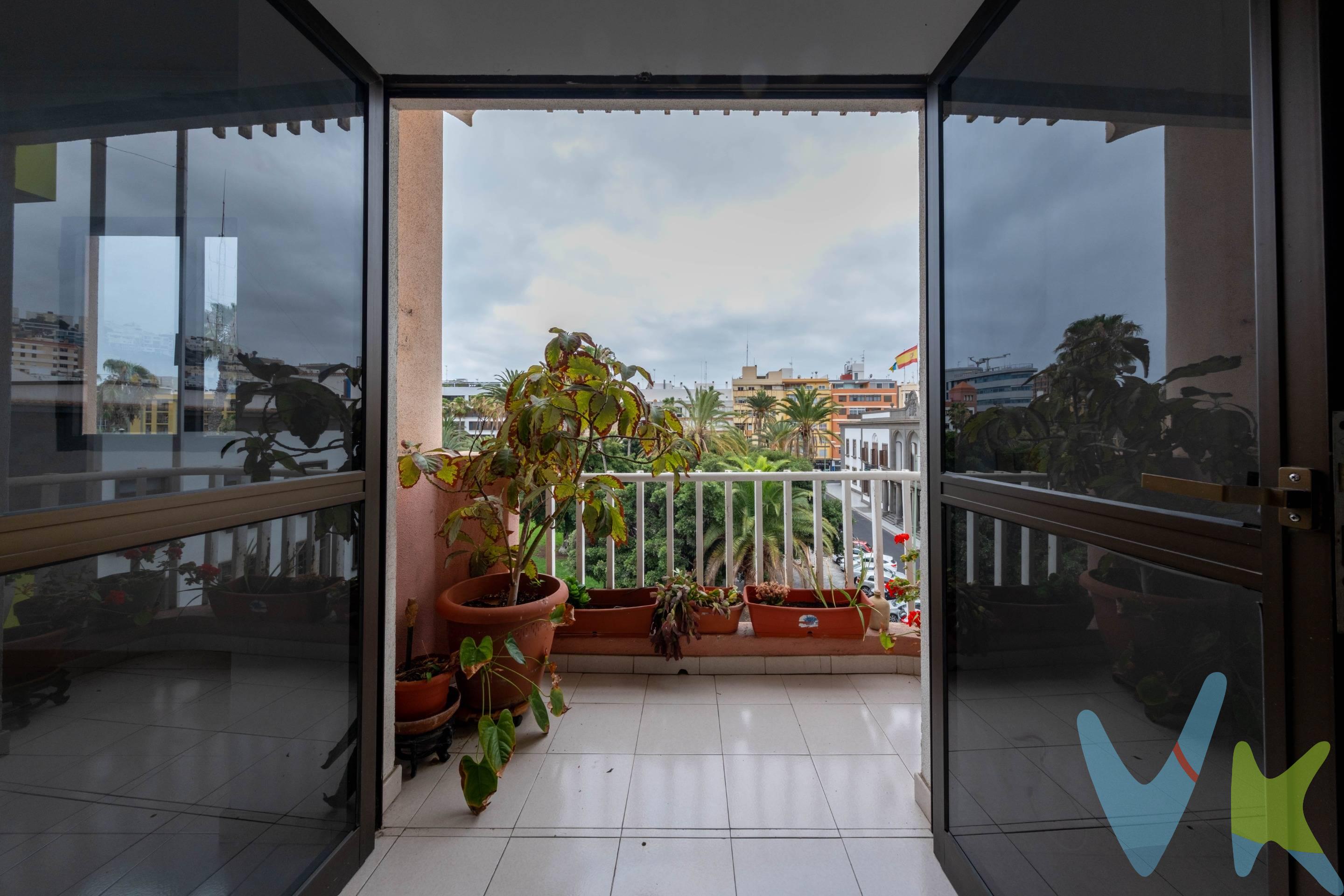 ¿Buscas una vivienda con luz, vistas y posibilidades? Este acogedor piso de 75,40 m² construidos, ubicado en una tercera planta (actualmente sin ascensor, pero con posibilidad de instalar uno con acceso directo a la vivienda, aprovechando el hueco del montacargas existente), es una oportunidad única para quienes valoran la autenticidad, la ubicación y el potencial. La vivienda dispone de dos dormitorios, dos baños (uno de ellos en suite), un salón con balcón, cocina independiente y acceso a la azotea comunitaria, donde cuenta con un cuarto de uso comunitario ideal para usar como trasteros. Con una luz natural que inunda cada estancia y unas vistas abiertas a la Plaza de la Feria y al huerto urbano junto a la histórica chimenea Swanton, esta propiedad no solo es un piso: es un refugio dentro de la ciudad. Imagina despertar cada día con el verde del huerto y el pulso tranquilo de uno de los rincones con más encanto de Las Palmas. Un hogar con historia, con posibilidades y, sobre todo, con alma. ¡Ven a conocerlo y siéntelo como tuyo!