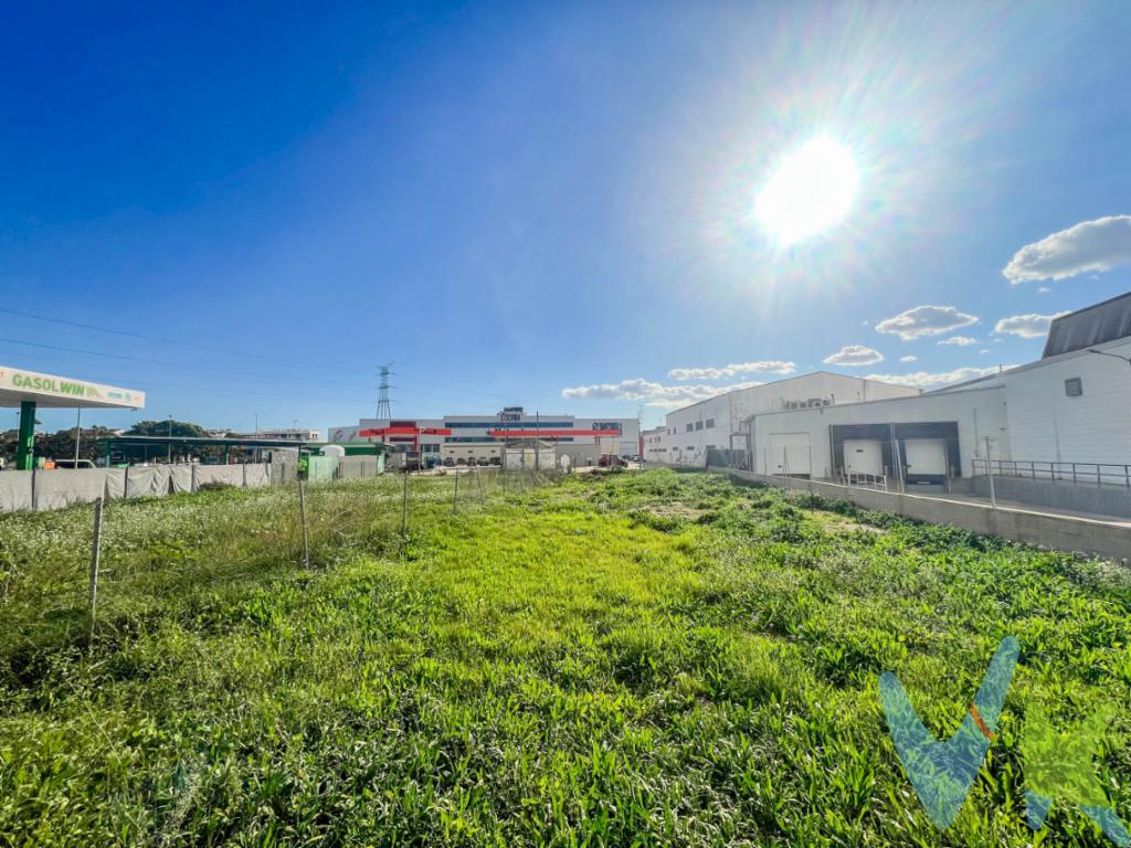 Ubicado en un polígono estratégico de Aldaia, este solar de 584 m² es una excelente oportunidad para desarrollar una pequeña nave o comercio. Con buen acceso y rodeado de actividad industrial y comercial, ofrece un entorno perfecto para negocios que buscan establecerse en una zona funcional y bien comunicada.Si tienes un proyecto en mente, este solar tiene todo el potencial para hacerlo realidad. Contáctanos para más información.El precio no incluye impuestos ni gastos de notaría, registro, gestoría e inmobiliaria. Por mandato expreso del propietario, comercializamos este inmueble en exclusiva compartida, lo que garantiza un servicio de calidad, un trato fácil y personalizado, una gran difusión en nuestras redes compartidas y sin interferencias de terceros. Por este motivo se ruega no molestar al propietario, a los ocupantes de la propiedad, a los vecinos o conserjes del edificio si los hubiera. Si eres una agencia, llámanos colaboraremos contigo. Muchas gracias.