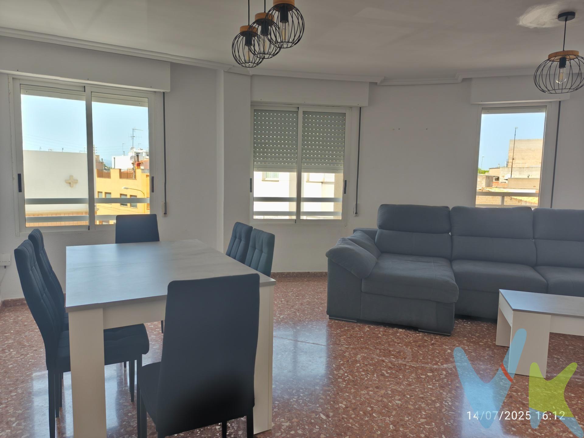 . Te presentamos esta magnífica vivienda situada en una de las zonas más tranquilas y demandadas de Villarreal, junto a la Iglesia Santa Sofía. Ubicada en la segunda planta de un edificio con ascensor y solo tres vecinos por planta, esta propiedad ofrece comodidad, privacidad y todas las facilidades para entrar a vivir desde el primer día. La vivienda cuenta con tres habitaciones: una habitación doble y dos habitaciones simples, todas ellas equipadas con armarios empotrados, lo que aporta un extra de funcionalidad y espacio de almacenaje. Dispone de dos baños completos, uno de ello en suite,  ideales para adaptarse a las necesidades del día a día. El salón comedor da acceso a un balcón, perfecto para crear tu propio espacio de relax o zona de desayuno. El piso está listo para amueblarlo y entrar a vivir, sin necesidad de reformas. Además, se incluye plaza de garaje en el precio, lo que añade un valor añadido muy importante en la zona. Una vivienda acogedora, funcional y con excelente ubicación. ¡No dejes pasar la oportunidad de visitarla!