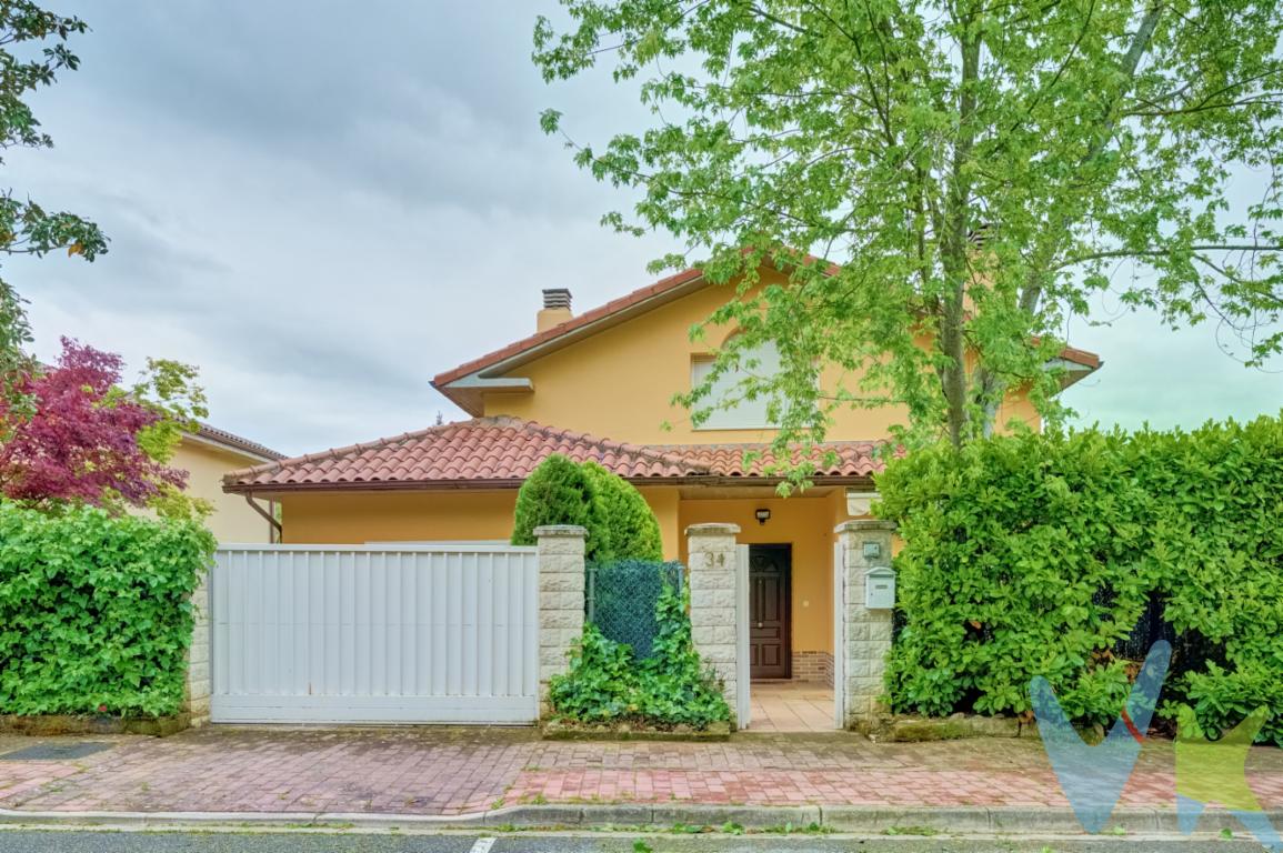  Bienvenidos a este anuncio, donde les presentamos una hermosa casa ubicada en el exclusivo barrio de Gorraiz, en una de las zonas más privilegiadas de la ciudad. Esta magnífica vivienda ha sido construida en el año 2002, y tiene una superficie útil de 155 metros cuadrados, distribuidos en cuatro amplias habitaciones y un aseo.Una de las grandes ventajas que ofrece esta propiedad es su amplitud, lo que la convierte en un lugar ideal para familias numerosas o para aquellos que valoran la comodidad y el espacio. Además, cuenta con una excelente distribución, lo que garantiza que cada integrante de la familia tenga su propia intimidad y privacidad dentro de la casa.Otro aspecto a destacar es su ubicación, pues está situada muy cerca de las principales vías de comunicación de la ciudad, lo que la convierte en un lugar ideal para aquellos que buscan fácil acceso a las diferentes zonas de la ciudad. Además, cuenta con varios servicios, como transporte público, supermercados, colegios, y comercios, lo que asegura una vida cómoda y tranquila en el barrio de Gorraiz.El garaje es uno de los grandes atractivos de este inmueble, pues cuenta con espacio suficiente para dos vehículos y una zona de almacenamiento, lo que supone una gran comodidad para sus inquilinos. Por otra parte, la casa se encuentra amueblada y equipada con electrodomésticos, lo que garantiza que los inquilinos no tendrán que preocuparse por el equipamiento necesario para hacer frente a su vida cotidiana.La casa también cuenta con una zona ajardinada, un espacio muy agradable que permite disfrutar del aire libre y del sol en cualquier momento del día. Este espacio es ideal para aquellos que buscan un lugar tranquilo y relajado en el que poder desconectar de la rutina diaria.En resumen, si busca una casa amplia, bien comunicada, con el equipamiento necesario para una vida cómoda y tranquila, y además con la ventaja de tener una zona ajardinada, le recomendamos que visite este inmueble en Gorraiz. No se arrepentirá de conocer a fondo esta maravillosa propiedad, que estamos seguros de que cumplirá con todas sus expectativas.Si tiene alguna duda o pregunta no dude en ponerse en contacto con nuestro agente MIKEL MORENO, experto en este inmueble. Estaremos encantados de atenderle y resolver todas sus cuestiones. ¡No pierda esta oportunidad! 