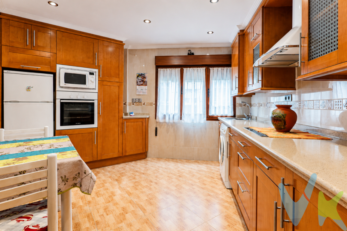 Ponemos a la venta esta preciosa vivienda en la zona del Natahoyo, de tres amplios dormitorios, todos ellos exteriores, así como la cocina, amplia y muy comoda, donde el espacio entre la zona de trabajo y la mesa, convoca a reuniones familiares. La vivienda presenta un estado excepcional, con altas calidades interiores, donde el confort y la familiaridad hacen de esta propiedad la eleccion perfecta para hacer tu vivienda habitual. Enclavada en la zona del colegio Atalía, rodeada de zonas verdes y de edificios de nueva construccion, así como el hecho de que esté a menos de 5 minutos del espacio urbanizado recientemente por el ayuntamiento, Naval Azul, donde las exposiciones y los paseos al aire libre con vistas a la playa de Poniente son una apuesta segura para encontrar luz y habitabilidad. Comercios, Centros Educativos, parque de Moreda y locales de hosteleria y restauracion, hacen de esta eleccion una apuesta ganadora. No lo dudes más, llámanos y ven a visitarla cuanto antes, seguro que te va a encantar.En las últimas fotografías de este anuncio podrás descubrir una propuesta de reforma realizada mediante home staging virtual con inteligencia artificial, que muestra cómo podría transformarse esta vivienda tras una actualización estética.Se informa a los interesados que el precio de venta indicado no comprende el Impuesto de Transmisiones Patrimoniales (ITP) , los gastos asociados a la compraventa (notaría, registro de la propiedad y otros) ni los honorarios de la agencia inmobiliaria a cargo del comprador.