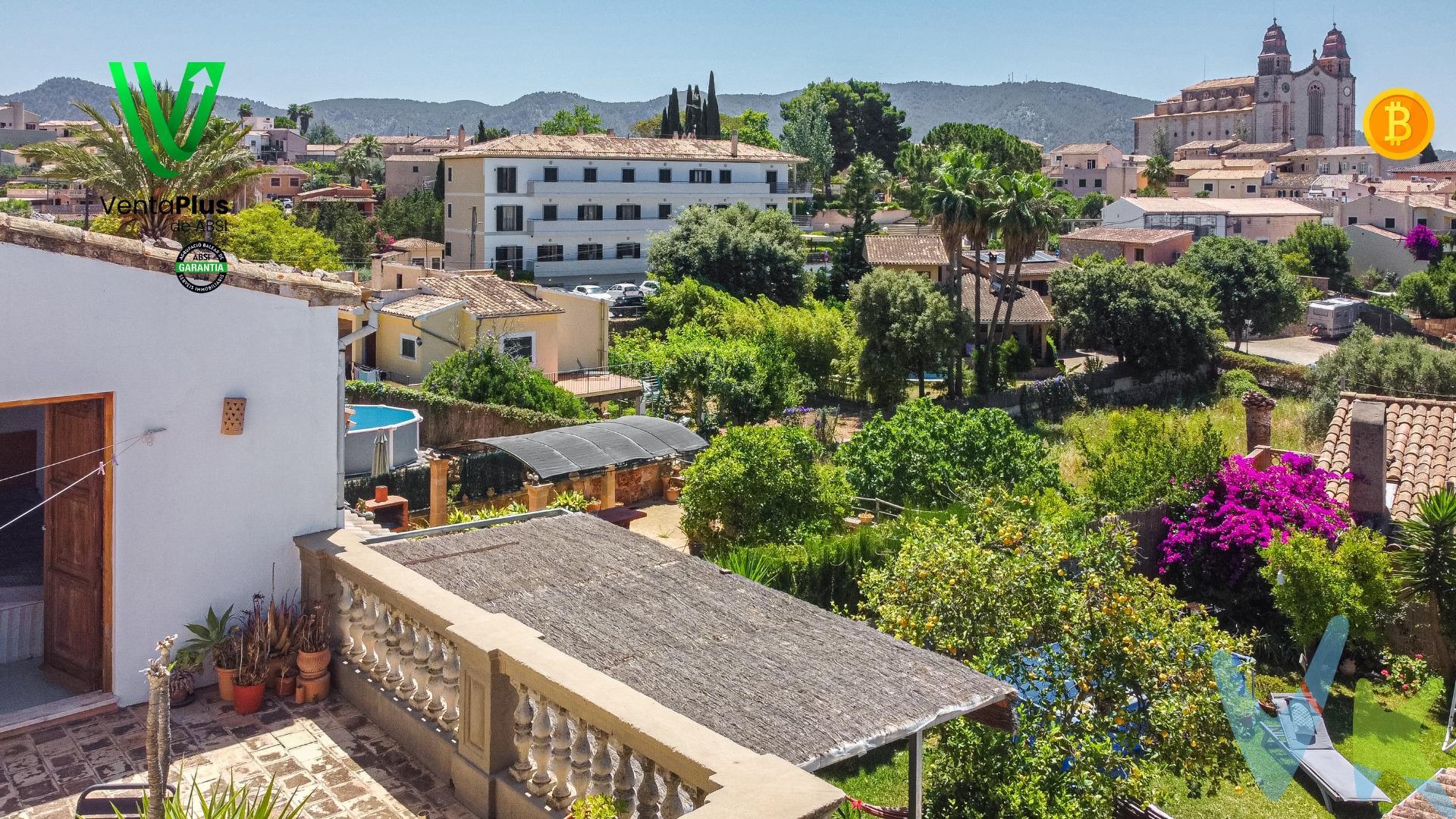 Descripción de la Propiedad. Se trata de una encantadora casa de pueblo construida en 1880 y completamente reformada en 2014. Esta magnífica vivienda, situada en el corazón de Calvia Vila, combina el encanto histórico con las comodidades modernas. La propiedad se distribuye en dos plantas y ofrece un total de 181 m², complementados con una terraza de 22 m², un porche de 22 m² y un generoso jardín de 111 m². Distribución. En la planta baja, encontrarás un espacio abierto que alberga el salón, comedor y cocina, creando un ambiente acogedor y funcional. Además, hay una habitación doble y un baño completo con ducha. Esta planta ofrece acceso directo al porche y al jardín, lo que facilita disfrutar del aire libre. En la planta superior, la casa cuenta con tres habitaciones dobles y un baño completo con bañera y ducha. Dos de las habitaciones tienen acceso a la terraza superior, donde podrás disfrutar de unas vistas espectaculares del pueblo. Espacios Exteriores. El porche es ideal para cenas y comidas al aire libre con amigos y familiares, ofreciendo un espacio perfecto para socializar y relajarse. El jardín, amplio y bien cuidado, es perfecto para toda la familia. Además, hay dos almacenes que actualmente se utilizan como trasteros, pero ofrecen múltiples posibilidades de uso. También hay un baño exterior con ducha, proporcionando comodidad adicional. Calidades y Características. Las calidades de esta casa son excepcionales. La cocina y los baños son nuevos, y la vivienda cuenta con bomba de calor y aire acondicionado en el salón-comedor, la habitación de la planta baja y la habitación principal del primer piso. La carpintería, tanto exterior como interior, ha sido cuidadosamente mantenida en su estilo tradicional de madera, añadiendo un toque de autenticidad y carácter. Ubicación. Calvia Vila es uno de los pueblos más solicitados de la región, ofreciendo todos los servicios necesarios y el privilegio de estar a los pies de la majestuosa Serra de Tramuntana. Vivir aquí te brinda la oportunidad de disfrutar de la naturaleza, la tranquilidad y una comunidad vibrante y acogedora. Esta casa es una oportunidad única para quienes buscan una combinación de historia, confort y una ubicación inmejorable. ¡No dejes pasar esta oportunidad y ven a descubrir tu nuevo hogar en Calvia Vila!. Este inmueble ha sido certificado por ABSI (Asociación Balear de Servicios Inmobiliarios) lo que significa que la agencia comercializadora ha supervisado la documentación necesaria para la compraventa y que el inmueble forma parte de la bolsa de propiedades en multiexclusiva ABSI. Inmobiliaria Inscrita en el Registre Oficial d’Agents Immobiliaris de les Illes Balears con el NÚMERO REGISTRO: GOIBE747077/2024