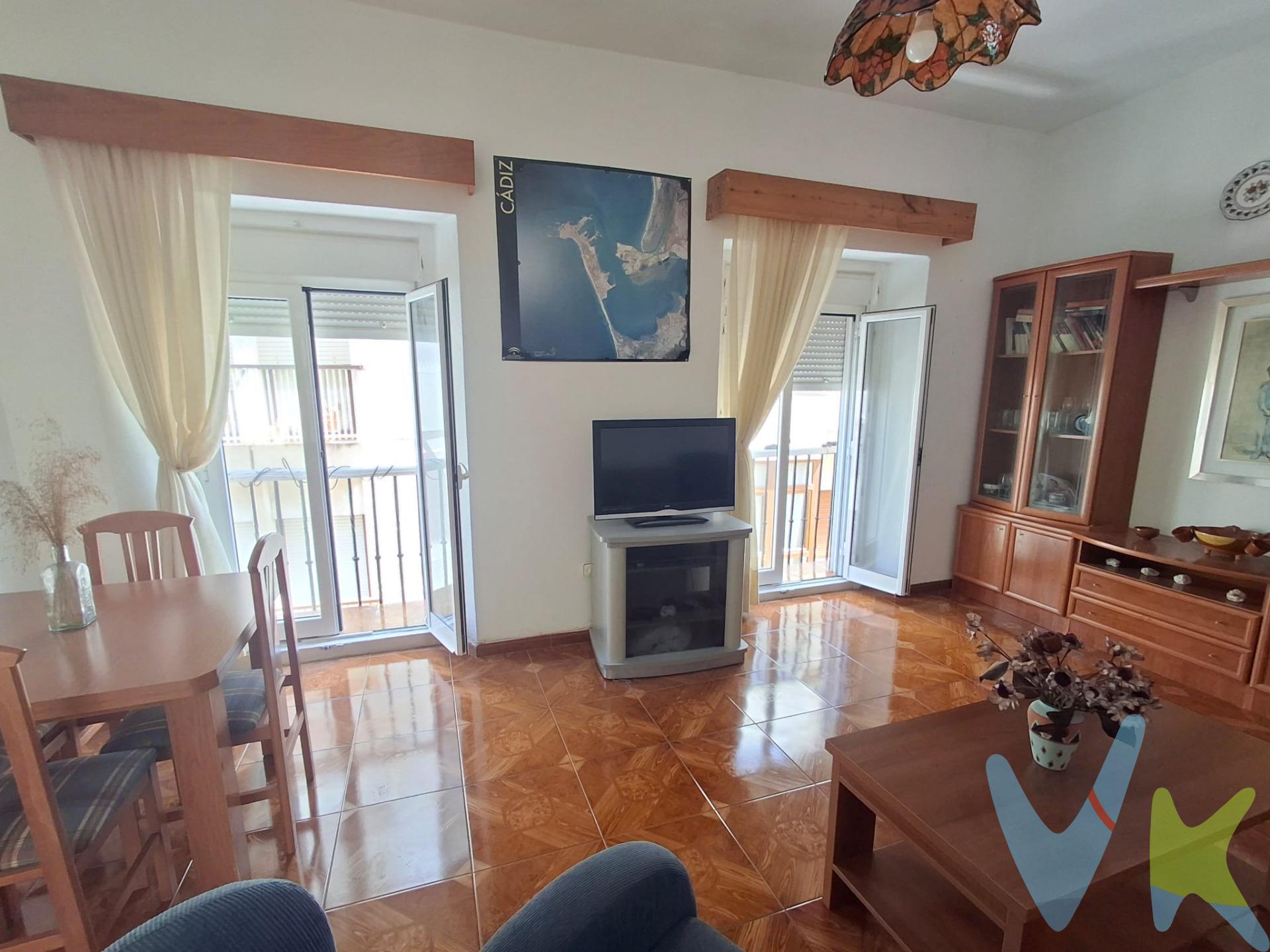 Disfruta de una vivienda donde el espacio es el auténtico protagonista ya que te ofrecen estancias desahogadas, funcionales y difíciles de encontrar en la ciudad:. ​Gran salón: Luminoso, cómodo y perfecto para reuniones o descanso en familia. ​Cocina muy amplia: Con espacio de sobra para comer a diario y gran capacidad de almacenaje. ​3 dormitorios generosos: Estancias versátiles para descanso doble, camas infantiles o despacho. ​Baño completo: Cómodo y bien aprovechado. ​Un hogar ideal para familias que buscan metros reales y confort en Cádiz. ¡Contacta y agenda tu visita!