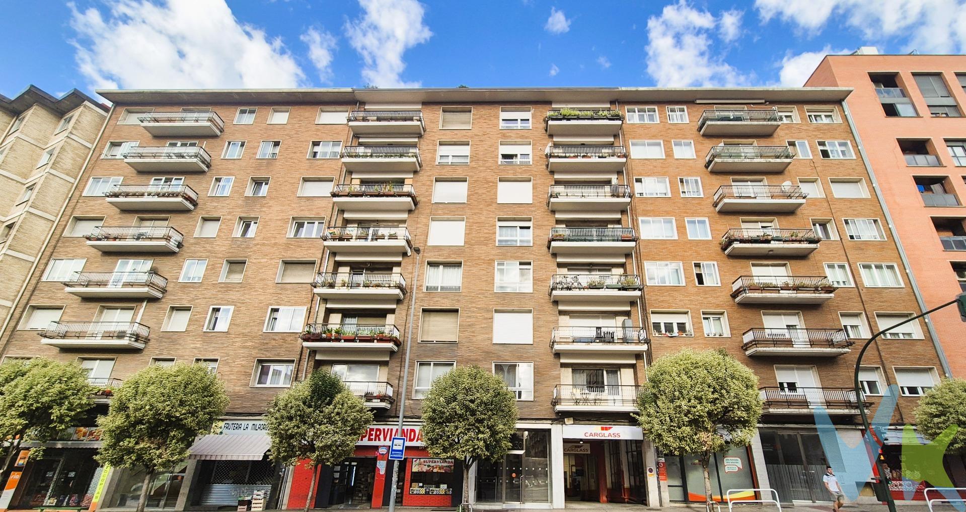 Todo el espacio y los espacios que necesitas, en este GRAN PISO en la Avenida Zaragoza, en pleno centro y tan cerca de los ensanches e Iturrama. En un edificio con portal reformado, sin barreras arquitectónicas y con contadores individuales de calefacción. Un piso de los de antes, con grandes estancias y dos entradas independientes. Una a la zona principal que consta de una gran estancia que puede ser despacho o dormitorio, un amplio salón comedor y un aseo de cortesía. Otra a la zona privada hacia la cocina, la sala familiar, los tres dormitorios restantes  y 2 baños completos. Es ideal para familias numerosas, para combinar espacio de trabajo y hogar o para invertir en un piso que, dado su tamaño, permite una renta considerable sin limitaciones. Está en  buen uso, ya que fue reformado en su día. Además ofrecemos, opcional, una amplia plaza de garaje de concesión municipal en el parking de la Plaza Felisa Munarriz, muy cerca del edificio. Un conjunto más que interesante. No pierdas esta oportunidad. ¡Llama y ven a verlo !. 