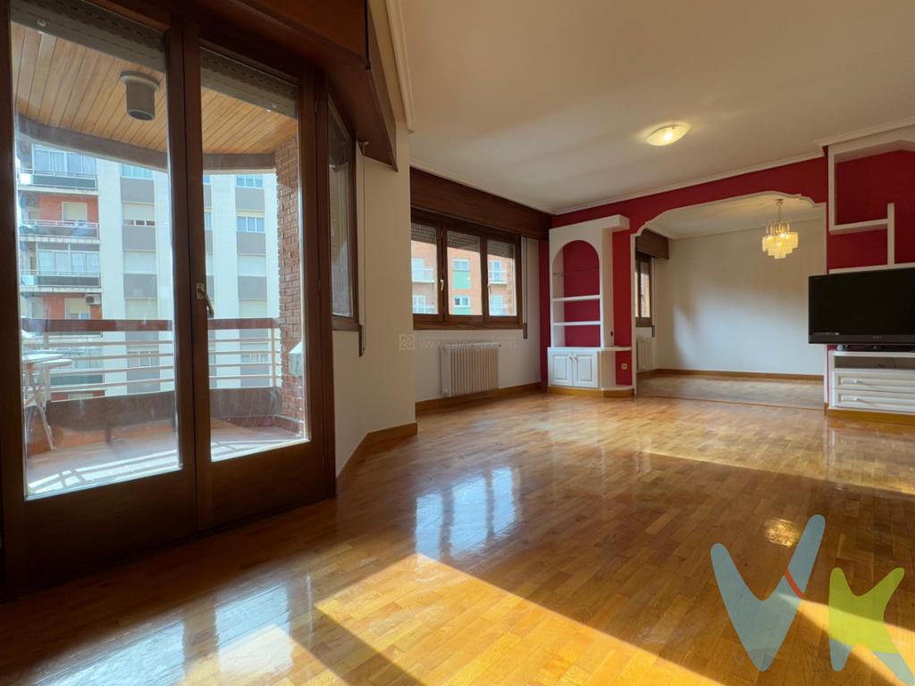Vivienda de gran dimensión en el centro de Logroño con garaje y trastero. 4 dormitorios, salón, 3 baños y cocina.Trastero bajo cubierta incluido.Plaza de garaje incluida. Varios armarios empotrados.Amplia terraza con orientación sur.Calefacción central. Buena altura, luminoso y bonitas vistas.