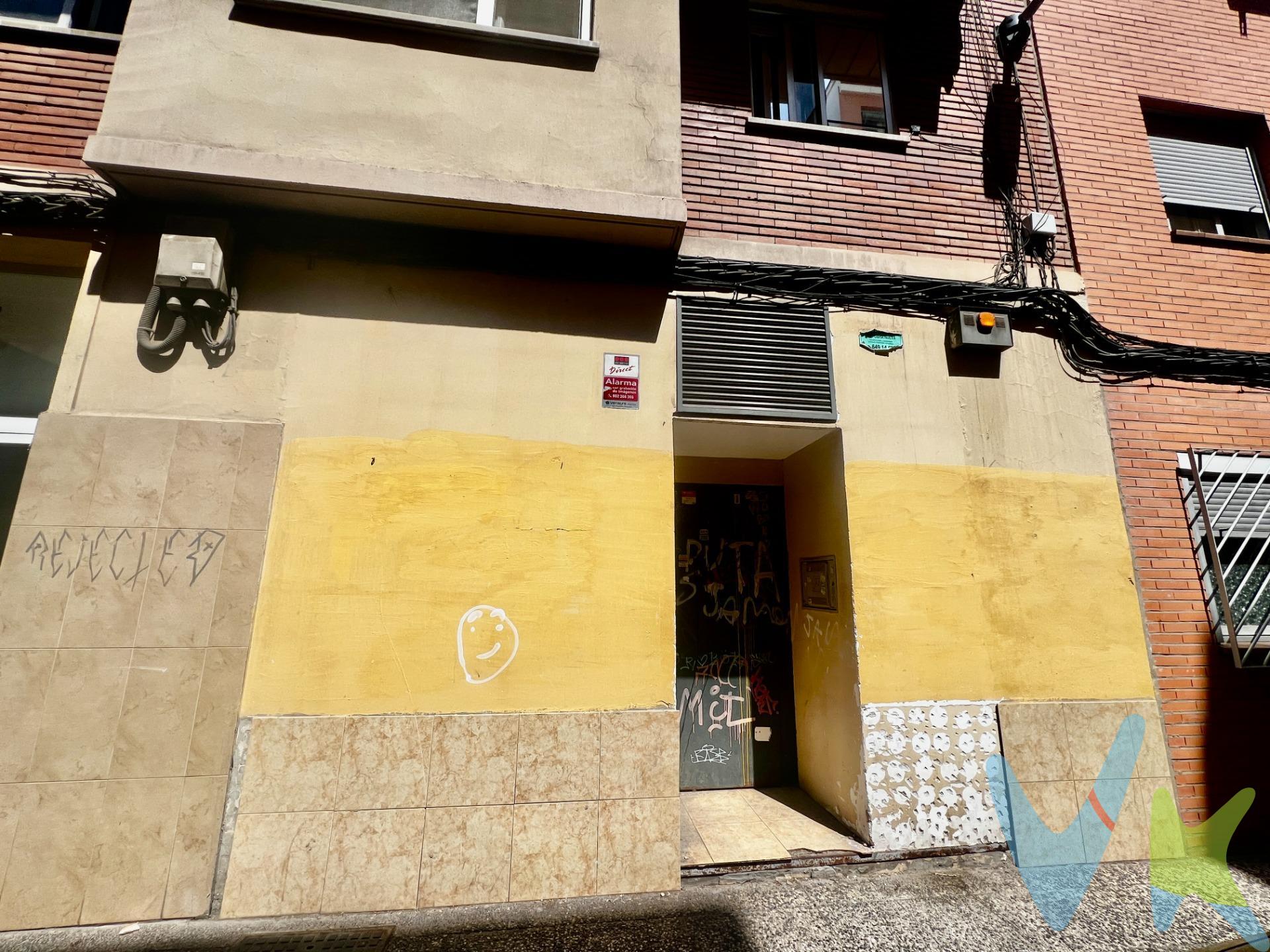. LOCAL CON 11 TRASTEROS- EN VENTA – CALLE PONTEVEDRA. Excelente oportunidad de inversión en una de las zonas con alta demanda de almacenamiento. Se vende local actualmente dividido en 19 trasteros, de los cuales 8 ya han sido vendidos, quedando 11 trasteros disponibles. Ideal tanto para inversores como para particulares que busquen rentabilidad desde el primer momento. El inmueble ofrece la posibilidad de compra íntegra del conjunto restante o adquisición individual de trasteros, adaptándose a diferentes perfiles de inversión. Características principales:. Local acondicionado y dividido en trasteros independientes. 19 trasteros en total (11 disponibles). Alta demanda en la zona. Posibilidad de rentabilidad inmediata. Opción de compra completa (90.000 Euros) o por unidades (desde 6.300 Euros a 8.200 Euros, según tamaño). Una inversión versátil, con gran proyección y en un entorno consolidado. Para más información o concertar visita, no dude en contactar con nosotros. 📞  ¡Llámanos y agenda tu visita!. BUSCAMOS SOLUCIONES🏡,. ENCONTRAMOS HOGARES💙. IMPORTANTE: El precio no incluye impuestos, gastos de notaría, registro ni honorarios de intermediación. Este anuncio tiene carácter informativo y no es contractual. Puede estar sujeto a errores o modificaciones. 