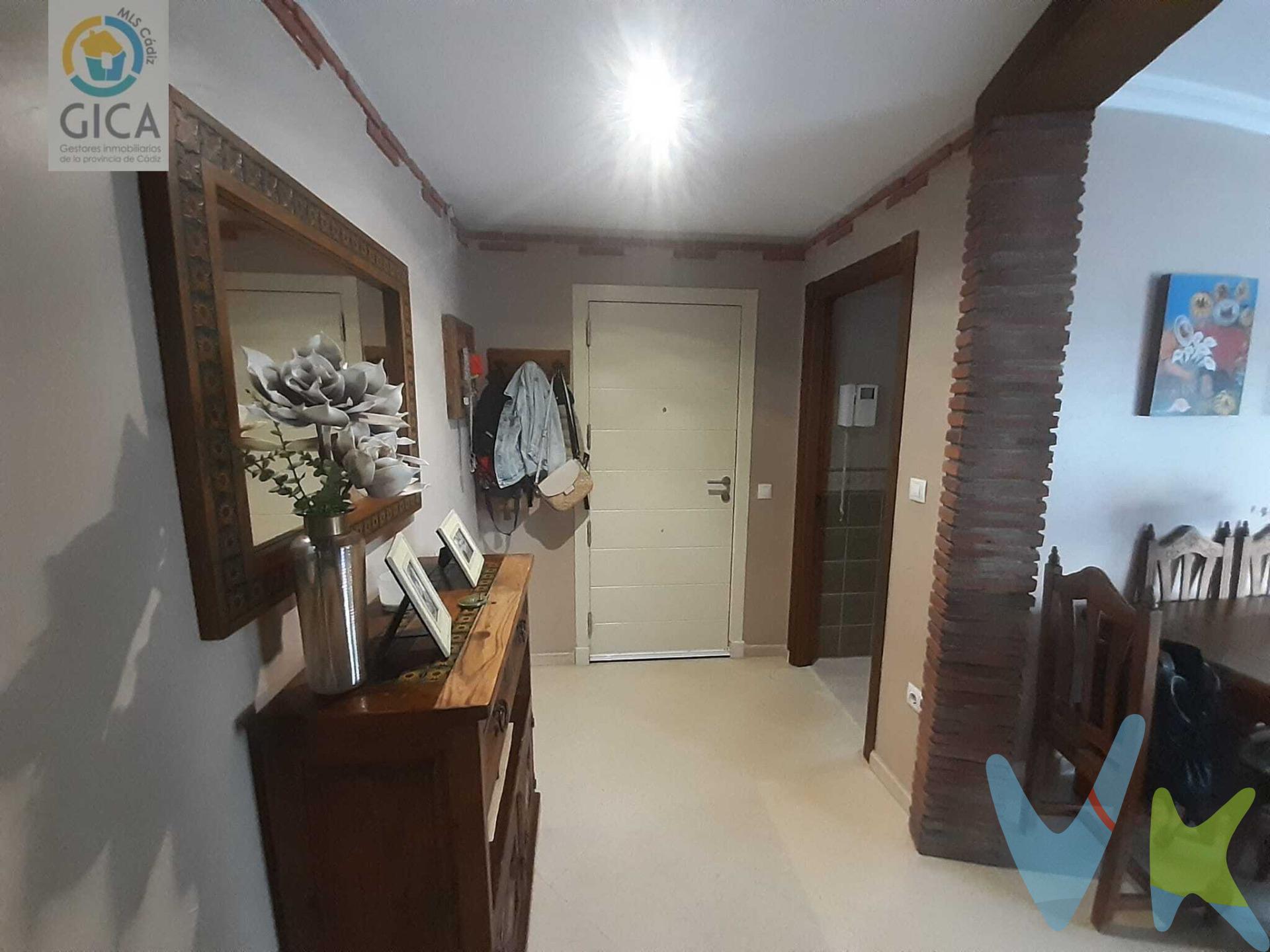 !Bienvenidos a su nuevo hogar en Algeciras! Este piso espacioso y lleno de luz, situado en la tranquila urbanización de San Bernabé, es el lugar ideal para aquellos que buscan confort y calidad de vida. La orientación suroeste garantiza abundante luz natural durante gran parte del día. El inmueble cuenta con cuatro habitaciones: tres sencillas perfectas como cuartos infantiles o espacios laborales; además hay una habitación doble muy acogedora donde podrán descansar plácidamente después de un largo día. El baño está completamente equipado así que pueden mudarse sin preocuparse por reformas innecesarias; simplemente traigan sus maletas e instálense cómodamente desde el primer momento. Para mayor conveniencia también dispone de estacionamiento privado lo cual facilitará las tareas diarias evitando preocupaciones sobre dónde dejar el coche tras regresar a casa. Además, esta maravillosa comunidad ofrece acceso a piscina para esos días soleados cuando deseen relajarse sin salir lejos—¡un lujo al alcance suyo!. Idealmente ubicado cerca servicios esenciales como supermercados y transporte público hace aún más atractiva esta propiedad única. ¡No pierdan la oportunidad! Contáctenos hoy mismo!. A tener en cuenta: una de las habitaciones anteriormente era un baño. Aun conserva las tomas de agua por lo que fácilmente podría volver a serlo.