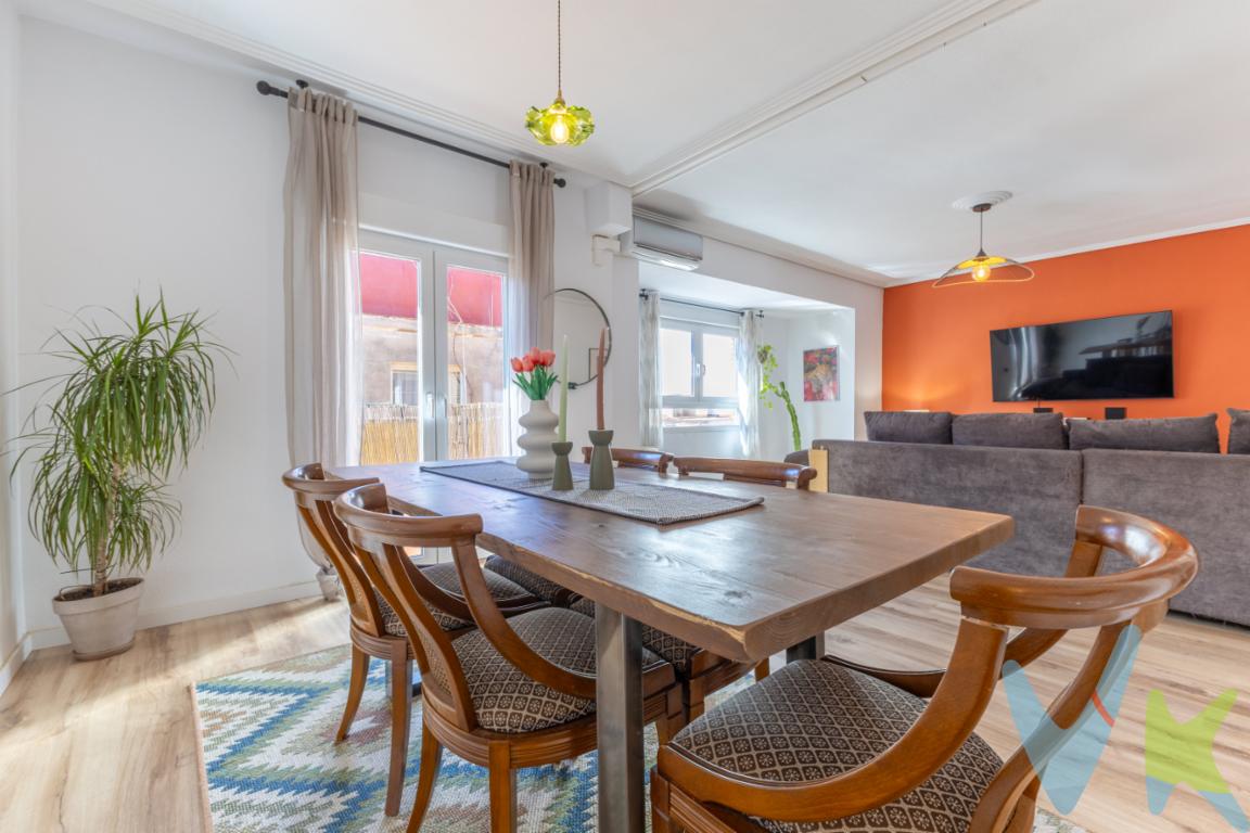 A escasos metros de la playa del  de Puerto de Sagunto, se presenta la oportunidad de adquirir un magnífico piso en esta  codiciada zona . Este inmueble, construido en 1972, ha sido cuidadosamente mantenido y renovado en 2023 para ofrecer el máximo confort, combinando el encanto de lo clásico con las comodidades contemporáneas necesarias para el día de hoy. Ubicado en la cuarta planta, este piso se erige como una opción inigualable para quienes buscan calidad de vida y conveniencia.Con una superficie construida de 111 metros cuadrados y 90 metros útiles, este hogar ofrece un espacio amplio y bien distribuido. Cuenta con tres luminosas habitaciones, (antiguamente eran 4 habitaciones)  perfectas para un hogar familiar o para quienes desean un espacio adicional para oficina o hobbies. Cada habitación es un espacio acogedor, donde la luz natural se convierte en protagonista gracias a las grandes ventanas y orientación Sur que proporcionan vistas despejadas y mucha claridad durante todo el día.  El salón comedor amplio , espacioso con aparato de aire acondicionado con bomba de calor marca EQUALION,  con ventana oscilobatiente y puerta para acceder al balcón también La joya de este apartamento es su suelo de parquet de calidad por toda la vivienda  , creando un ambiente cálido y acogedor . Desde la terraza comunitaria que hay en la planta superior , junto con los trasteros , se puede disfrutar de la brisa marina y de panoramas impresionantes, ofreciendo un ambiente de paz y tranquilidad incomparables. El balcón es también un lugar ideal para crear un pequeño oasis al aire libre donde relajarse después de un día ajetreado.El piso se vende incluyendo electrodomésticos modernos y en perfecto estado, lo que facilita una mudanza rápida y sin complicaciones. La cocina es espaciosa y con galería , equipada con todo lo necesario para los amantes de la cocina. Cada detalle ha sido pensado para proporcionar confort y funcionalidad, optimizando cada rincón del espacio. Esta equipada con vitrocerámica y horno marca TELEFUNKEN, campana extractora de acero inoxidable, termo eléctrico en la galería . Además, este piso cuenta con la ventaja añadida de un trastero, proporcionando una solución de almacenamiento extra que siempre es bienvenida. El trastero es perfecto para mantener en orden la casa y almacenar tanto objetos de temporada como aquellos que no se utilizan a diario.La ubicación es excepcional, ya que se encuentra en una de las mejores zonas de Puerto de Sagunto. A tan solo unos minutos a pie dispondrá de todos los servicios necesarios para el día a día: supermercados, farmacias, colegios y una amplia oferta de ocio y restauración. También destaca su excelente conexión con transporte público, con una parada de autobús cercano que lo conectará rápidamente con el resto de la ciudad e incluso con Valencia.Este piso es la opción perfecta para quienes buscan una propiedad con carácter y amplia, en una ubicación envidiable y con unas características que garantizan una alta calidad de vida. Es una vivienda que merece la pena visitar para apreciar en persona todos sus encantos y lo que realmente puede ofrecer. No deje pasar esta oportunidad única de invertir en un hogar donde cada día se convierte en una experiencia llena de belleza y comodidad. Contáctenos hoy mismo para obtener más información o para concertar una visita. Estamos seguros de que este piso cumplirá con todas sus expectativas. 