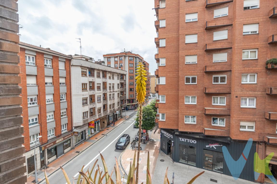 Piso en venta con plaza de garaje zona La Calzada.Presentamos una excelente oportunidad para adquirir un magnífico piso con plaza de garaje situado en el barrio de La Calzada, Gijón. Este inmueble ofrece la oportunidad de reformarlo a tu gusto.Este excepcional piso, construido en el año 1975, se encuentra en la tercera planta totalmente exterior excepto el baño. Con una superficie de 93 metros cuadrados construidos y 83 metros cuadrados útiles, el espacio ha sido diseñado cuidadosamente para ofrecer un ambiente hogareño y funcional que se adapta a cualquier estilo de vida.Compuesto por tres habitaciones muy luminosas, cada una de ellas proporciona un refugio personal y privado, ideal para el descanso o el estudio. La disposición de las habitaciones garantiza la entrada de luz natural durante todo el día, aportando calidez y luminosidad a cada rincón del hogar.El salón, de tamaño considerable, se presta a múltiples posibilidades de decoración, siendo el espacio perfecto para momentos de convivencia o relajación.La cocina independiente con gran capacidad de almacenaje.Baño completo con plato de ducha.Orientación Sur Este.Calefacción de gas.El edificio dispone de ascensor con lo que asegura un fácil y cómodo acceso al piso, sin importar la cantidad de compras que lleve consigo. Este detalle es un gran valor añadido para aquellos que buscan conveniencia y fácil movilidad.Un punto destacable de esta propiedad es su plaza de garaje 10 m2 privada, proporcionando no solo un espacio seguro para su vehículo sino también un valioso recurso en una ciudad como Gijón. La facilidad de aparcamiento añade una capa adicional de tranquilidad en la vida cotidiana.La ubicación del inmueble es sencillamente inmejorable. Situado en La Calzada, uno de los barrios más tradicionales y con carácter propio de Gijón, ofrece una gran variedad de servicios a sus residentes. La extensa oferta en comercio local, colegios, parques y centros de ocio asegura que todo lo que necesita esté a su alcance.A tan solo 8 minutos caminando de la preciosa playa del Arbeyal, Club de Natación Santa Olaya y 10 minutos de Carrefour y Cine Yelmo Ocimax.La conectividad desde esta ubicación es óptima. Con paradas de bus próximas al edificio, el transporte público facilita la movilidad dentro de Gijón. Además, la cercanía a la estación de trenes a tan solo10 minutos caminando amplía las opciones para desplazarse fuera de la ciudad, ya sea por motivos de trabajo o placer.En resumen, este piso representa una oportunidad incomparable para establecerse en un verdadero hogar en Gijón. Cuenta con todas las características necesarias para una vida confortable y plena. La mezcla única de espacio, funcionalidad, ubicación y servicios cercanos hacen de este inmueble una opción difícil de superar.No deje pasar la ocasión de visitar esta propiedad. Conviértala en su próximo hogar y disfrute de la calidad de vida que ofrece La Calzada. Si desea más información o concertar una visita, no dude en ponerse en contacto. Su nuevo hogar en Gijón le está esperando con los brazos abiertos. 