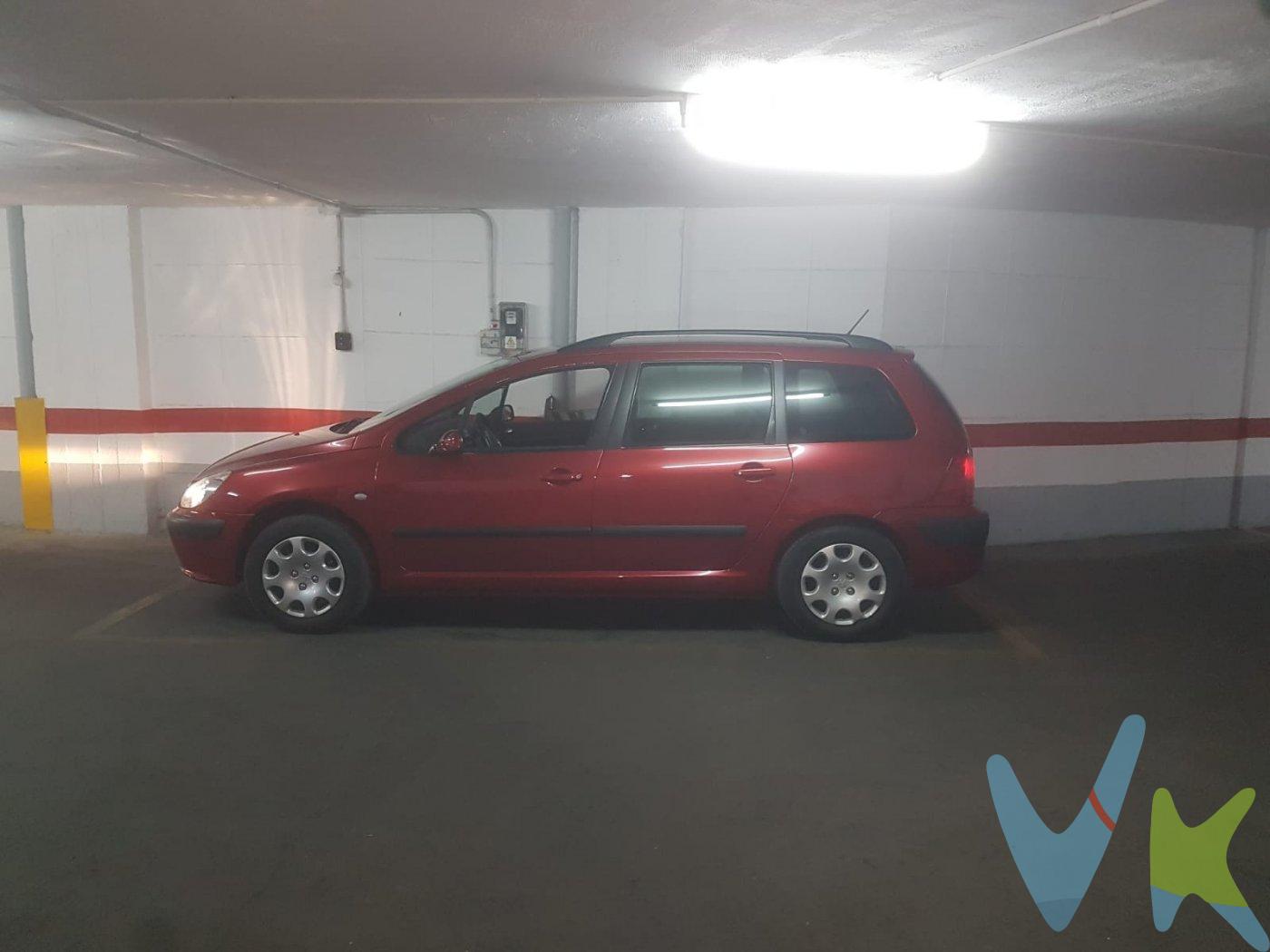 Presentamos una excelente oportunidad de inversión con esta plaza de garaje ubicada en la prestigiosa Ronda de los Tejares. 🚙 Esta cochera cuenta actualmente con un inquilino estable, lo que garantiza un ingreso mensual inmediato y seguro para su futuro propietario. La ubicación estratégica en el centro permite fácil acceso a todas las comodidades urbanas, incluyendo tiendas, restaurantes, servicios esenciales y minimizar nuestro tiempo buscando aparcamiento cuando vamos a trabajar. ⏳ No solo es ideal para aquellos que buscan aparcar cómodamente sus vehículos sin preocuparse por encontrar espacio libre; también representa una opción atractiva como activo inmobiliario debido a su alta demanda en la zona. . 📲 Aproveche esta rara ocasión de adquirir un bien raíz valioso y funcional en uno de los lugares más codiciados del área. El comprador tendrá un coste adicional de un 1.800 más IVA del precio de venta final, por el servicio de gestión, asesoramiento y formalización del proceso de compra. Este importe no está incluido en el precio publicado en venta. INFORMACIÓN ADICIONAL. Para cumplir con la normativa vigente tenemos a disposición del cliente el Documento de Información Abreviada D. I. A. Los precios indicados pueden sufrir alteraciones sin previo aviso. Los GASTOS DE LA COMPRA serán según ley (Notaria, Registro e Impuestos) y no están incluidos en el precio señalado. 