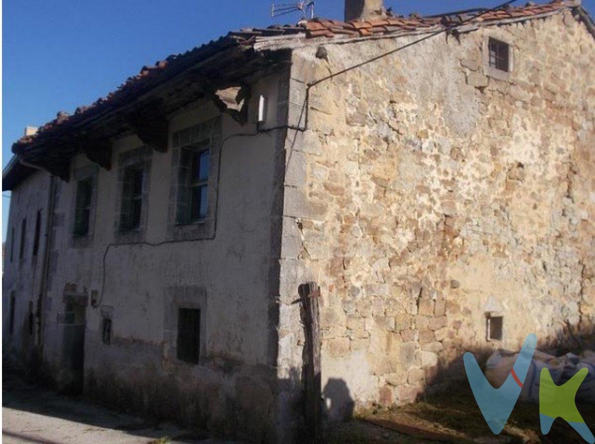 Casa de piedra adosada solo por un lado de unos 220 m2 para reformar.  Distribuida en dos plantas. Planta baja con portal, primer piso, desvan, cuadra y pajar.  Parcela de unos 700 m2 mas terreno para garaje.  Aquí tienes la opción de tener tu casa de fin de semana para escapar del estrés diario y disfrutar de la naturaleza. Los impuestos, gastos de notaría y registro no están incluidos en el precio