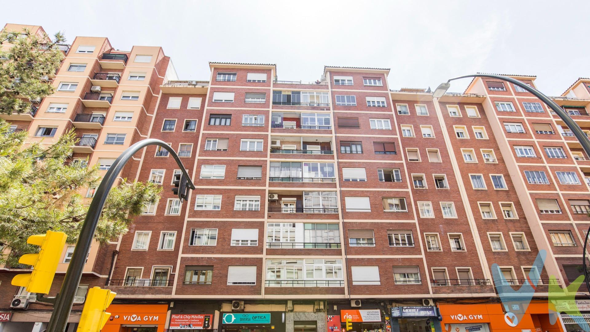 Hay viviendas que destacan por cómo están. Y luego están las que destacan por todo lo que pueden llegar a ser. Este piso en Camino de las Torres 99, en pleno barrio de San José, pertenece a ese segundo grupo. Una vivienda con luz, ubicación y un enorme potencial para quienes saben mirar más allá y desean crear un hogar completamente a su medida o realizar una inversión con futuro. Situado en una novena planta interior, sorprende por su gran luminosidad y tranquilidad. La altura le aporta privacidad, claridad durante todo el día y un ambiente mucho más agradable de lo que se espera de una vivienda interior. Dispone de 65 m² construidos y una superficie útil de 50,3 m² según nota simple, aunque el plano refleja 58,5 m² útiles aproximadamente. Actualmente se distribuye en 3 habitaciones, salón, cocina y baño. Se encuentra de origen, por lo que ofrece la oportunidad de actualizarla por completo y adaptarla a las necesidades y gustos de su nuevo propietario. Su ubicación es otro de sus grandes atractivos. Se encuentra a tan solo 15 minutos del centro y de la zona universitaria, rodeado de supermercados, colegios, parques, zonas verdes, transporte público y junto a Paseo Sagasta, Avenida Tenor Fleta y el Hospital Miraflores, una zona consolidada y con gran demanda. Es una vivienda perfecta para una pareja que quiera comenzar una nueva etapa diseñando cada espacio a su gusto, pero también una magnífica oportunidad para inversores que busquen rentabilidad en una de las zonas mejor comunicadas de Zaragoza. Cuenta con calefacción individual de gas, caldera individual, split de aire acondicionado, suelos de madera, carpintería exterior de aluminio y carpintería interior de embero. Porque las mejores oportunidades no siempre son las que están terminadas, sino aquellas que permiten crear un hogar con personalidad o realizar una inversión inteligente. ¡Ven a descubrir todo el potencial que esconde esta vivienda!. AVISO IMPORTANTE:. Gastos e impuestos no incluidos. A título orientativo, en segundas transmisiones, el comprador abonará: Impuesto sobre Transmisiones Patrimoniales (ITP), tipo general en Aragón al 8%. Base de cálculo: mayor valor entre precio de compraventa o valor de referencia catastral. Gastos de Notaría y Registro: Aranceles variables según precio, número de copias y complejidad; cálculo según tarifas normativas. Si se precisa hipoteca: Tasación, condiciones y costes bancarios según entidad elegida por el comprador; así como gastos de gestoría y cualesquiera otros inherentes a la compraventa. No se incluyen otros gastos o tributos que puedan por Ley corresponder al comprador. Operación sujeta a doble mediación. Existen honorarios a cargo del comprador, salvo pacto en contrario, no incluidos en PVP. El consumidor conforme a la normativa vigente podrá solicitar información y documentación adicional relativa al inmueble, sus características, condiciones de la operación y del servicio de mediación en la oficina y/o a través de nuestro teléfono de contacto o mail. La agencia actúa exclusivamente como intermediaria en la compraventa, cuyas condiciones, en todo caso, estarán sujetas a la aceptación expresa del vendedor del inmueble y posterior formalización del contrato. La información suministrada se corresponde con la disponible a la fecha de publicación, pudiendo variar en función de las circunstancias o actualizaciones legales, contractuales y fiscales. Anuncio de carácter meramente informativo. Para una información exhaustiva sobre el funcionamiento, tipos impositivos y bonificaciones del ITP en Aragón, puede consultar el portal oficial de la Agencia Tributaria Autonómica. Tarifas notariales y registrales reguladas en el Anexo I del Real Decreto 1426/1989 y Anexo I del Real Decreto 1427/1989, respectivamente. Anuncio no vinculante, puede contener errores.