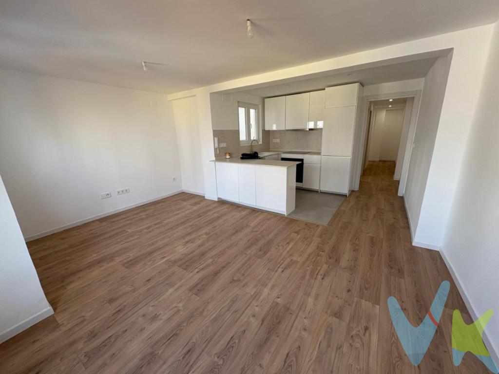 RACASA TORRES DE QUART te presenta en exclusiva esta magnífica vivienda situada en el consolidado barrio de Nou Moles, a un paso del centro de Valencia y del antiguo cauce del río Túria, una de las zonas más verdes y agradables de la ciudad.Totalmente reformada con materiales de alta calidad y una distribución funcional, esta vivienda destaca por su luminosidad, comodidad y estilo moderno.La propiedad dispone de un amplio salón comedor integrado con una cocina abierta totalmente equipada. La habitación principal tiene acceso a una estancia adicional con balcón, perfecta para utilizar como vestidor, despacho o habitación infantil. Además, cuenta con una segunda habitación independiente y un baño con excelentes acabados.Cabe destacar que la vivienda cuenta con carpintería de PVC/ climalit, suelo de tarima, paredes con pladur que dan mejor insonorización.No dejes pasar esta oportunidad. Contáctanos para más información o para agendar una visita al 607141035La oferta está sujeta a cambios de precio o retirada del mercado sin previo aviso. Este anuncio en su conjunto, incluyendo textos, fotos, imágenes o cualquier otro contenido del mismo, no es vinculante dado que la información es ofrecida por terceros y puede contener errores. Se muestra a título informativo y no contractual.Número de Registro de Agentes de Intermediación Inmobiliaria de la Comunidad Valenciana: RAICV-1405.  El precio no incluye lo siguiente: honorarios de la agencia inmobiliaria, impuestos (IVA, ITP) y otros gastos de la Compraventa (notaria, gestoría y registro). 