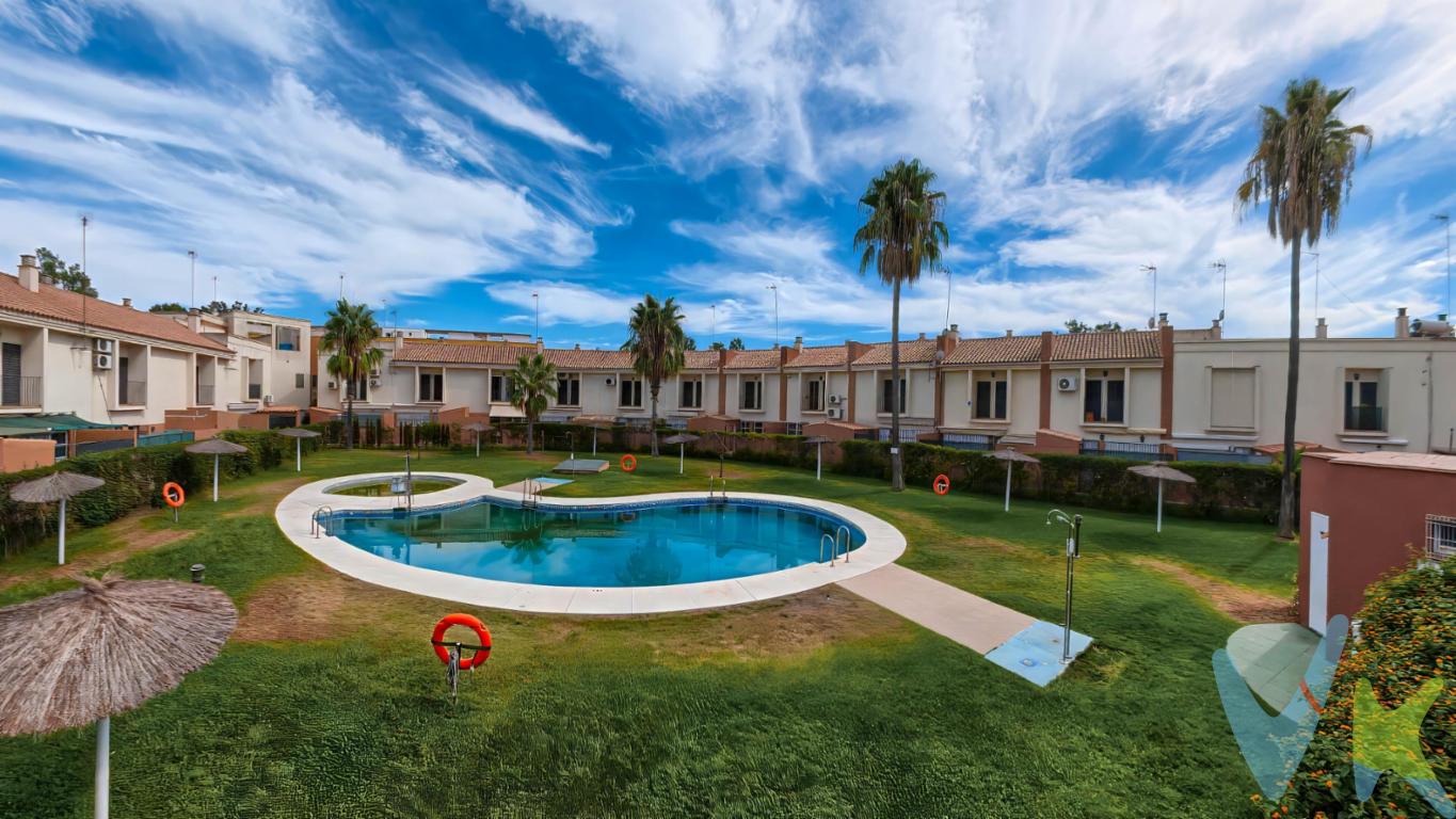 PRECIO DE VENTA: 250.000 + GASTOS €. CHALET ADOSADO EN VENTA EN ISLA CRISTINA, URBANIZACIÓN VILLA DUNAS. Primera línea de playa | Urbanización privada con piscina | 2 dormitorios | 2 baños | Azotea solárium y balcón | Terraza | Garaje cerrado  . ​. ​Características básicas: . - ​1ª línea de playa. - Chalet adosado. - Urbanización privada. - Piscina. - ​2 habitaciones. - ​2 baños. - ​Azotea / Solárium con vistas al pinar. - ​Patio en planta baja y balcón exterior  . - ​Garaje privado independiente (cubierto, cerrado con portón y espacio de almacenamiento). - ​Buen estado (se entrega amueblado, excepto sofá y lavadora).   . ​Ideal para quienes buscan un refugio de calidad para veranear, escapadas de fin de semana o una inversión segura en la costa. Las propiedades en esta zona vuelan. ¡Contacta hoy mismo para agendar tu visita privada!. En cumplimiento de las obligaciones de información previstas en la Ley 10/2025, de 28 de diciembre, de servicios de atención a la clientela y transparencia, así como en la normativa sectorial vigente, se hace constar que el precio indicado no incluye los gastos e impuestos inherentes a la adquisición, los cuales se desglosan a continuación:. •	Impuesto sobre Transmisiones Patrimoniales (ITP): Se aplicará el tipo impositivo vigente en la Comunidad Autónoma de Andalucía, generalmente el 7% (17.500 €), sin perjuicio de tipos reducidos del 3,5%, 1,2% o 1% aplicables según las circunstancias personales del comprador o las características del inmueble). El impuesto se devenga sobre el Valor de Referencia de Catastro o el precio de venta, aquel que resulte superior. •	Gastos de Notaría: Los honorarios notariales se calcularán conforme al arancel oficial regulado en el Anexo I, del Real Decreto 1426/1989, de 17 de noviembre, por el que se aprueba el arancel Notarial. •	Gastos de Registro: La inscripción en el Registro de la Propiedad se facturará según el arancel oficial establecido en el ANEXO I, del Real Decreto 1427/1989, de 17 de noviembre, por el que se aprueba el arancel Notarial. •	Gastos de Gestión (Gestoría): Los honorarios por la tramitación administrativa, liquidación de impuestos e inscripción registral ascienden aproximadamente a [545] € (IVA incluido). •	Honorarios Agencia del Vendedor: incluidos en el PVP. •	Honorarios Agencia del comprador: La agencia prestará los servicios de información, asesoramiento y acompañamiento previstos en el Encargo de Servicios y en el D.I.A. Si solicita servicios adicionales o personalizados, sus honorarios serán informados previamente, de forma individualizada y por escrito, conforme a la libertad de pactos y a la normativa vigente. NO VINCULADOS AL PRECIO DE COMPRA. Para una información exhaustiva sobre el funcionamiento, tipos impositivos y bonificaciones del ITP en Andalucía, puede consultar el portal oficial de la Agencia Tributaria de la Junta de Andalucía en el siguiente enlace:. https://www.juntadeandalucia.es/organismos/economiahaciendayfondoseuropeos/areas/tributos-juego/tributos/paginas/impuestos-cedidos-transmisiones.html; . Documento D. I. A. a disposición del consumidor según Decreto 218/2005 Junta de. Andalucía.