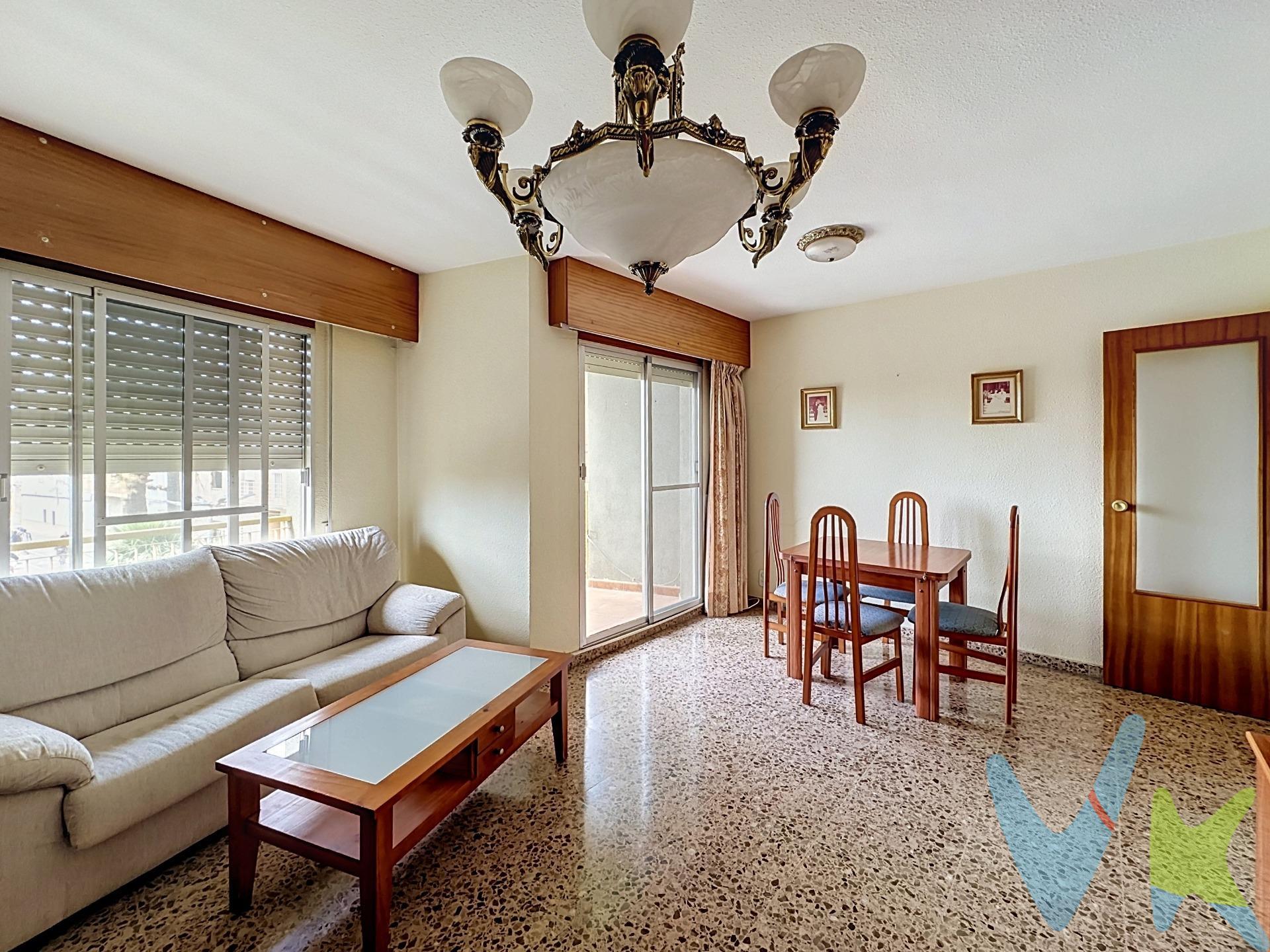 Si estás buscando el hogar perfecto para tu familia, donde la comodidad y la tranquilidad se unan, ¡deja de buscar! Este magnífico piso en Catarroja lo tiene todo para entrar a vivir y disfrutar de una vida plena desde el primer día. Ubicado en una de las mejores y más tranquilas calles del pueblo, la vivienda destaca por su excelente ubicación y su increíble luz natural. Lo que te enamorará de este piso:. Amplitud y luz: Consta de 3 habitaciones dobles, todas exteriores, equipadas con prácticos armarios empotrados para aprovechar al máximo el espacio. Zona de día: Un salón-comedor principal muy acogedor con acceso directo a un agradable balcón, perfecto para desconectar. Funcionalidad: Cocina independiente con galería/lavadero y un baño completo de gran tamaño. Comodidad total: La vivienda se encuentra en una finca cuidada que dispone de ascensor. Una ubicación privilegiada (Con todo a un paso):. Olvídate del coche. Vivirás a tan solo 150 metros de la estación de tren, lo que te conecta con Valencia en un abrir y cerrar de ojos. Además, tendrás a la vuelta de la esquina el tradicional mercado del pueblo, supermercados, colegios y farmacias. ¡Todo lo que tu familia necesita en el día a día a pie de calle!. VENTA:. PVP 185.000€. Gastos e impuestos no incluidos en el precio. La compra conlleva impuestos y gastos de formalización para el comprador. A título orientativo se informa que en segundas transmisiones el ITP con carácter general en Valencia es del 9%, pudiendo existir otros tipos impositivos atendiendo a las circunstancias personales del comprador u otras circunstancias previstas legalmente. Base imponible del impuesto el mayor valor entre el precio de compraventa, la tasación o el valor de referencia catastral. En cuanto a los gastos de notaría y registro, en su caso, suelen oscilar aprox. entre 1,5% y 2,5% (aranceles variables según precio, n.º de copias y complejidad). El comprador elige notario. Si el comprador precisase de hipoteca: tasación, condiciones y costes bancarios serán según entidad elegida por el comprador, así como los gastos de gestoría, y cualesquiera otros gastos inherentes a la formalización de la compraventa que legalmente correspondan a la parte compradora, salvo pacto expreso en contrario con el vendedor. El consumidor tiene, conforme a la normativa vigente, a su disposición información y documentación adicional relativa al inmueble y condiciones de la compraventa, que podrá ser consultada en C/Joaquín Costa 4, bajo 46005 Valencia o urbe2@remax.es. Honorarios de mediación inmobiliaria a cargo del COMPRADOR: (3% del precio final de venta más IVA (21%), salvo otro pacto.); y de VENDEDOR (según acuerdo con el mismo). Se informa al consumidor que la agencia actúa como intermediaria inmobiliaria en la operación, estando cualquier eventual compraventa y sus condiciones sujeta a la aceptación expresa del propietario-vendedor y a la posterior formalización del correspondiente contrato.