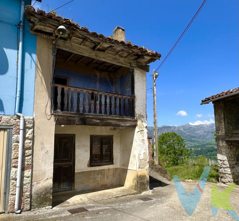 En el encantador y tranquilo pueblo de Samalea, concejo de Piloña, se encuentra esta acogedora casa tradicional asturiana de 60 m², ideal para amantes de la rehabilitación y del paisaje rural auténtico. Conserva su corredor de madera original, orientado al sur, y está construida en piedra y madera, con una estructura que permite recuperar todo su valor patrimonial con una reforma respetuosa.Desde una de sus ventanas se disfruta de una vista directa al macizo del Sueve, un privilegio natural que convierte cada día en un espectáculo cambiante de luz y montaña.Distribuida en dos plantas, no dispone de jardín pero sí de un entorno abierto, silencioso y con buena orientación, perfecto como refugio rural, casa de fin de semana o pequeño alojamiento con encanto.A solo unos minutos de Infiesto y bien comunicada con la costa y la montaña, esta propiedad representa una oportunidad única para crear un espacio personal con identidad asturiana y vistas inmejorables.