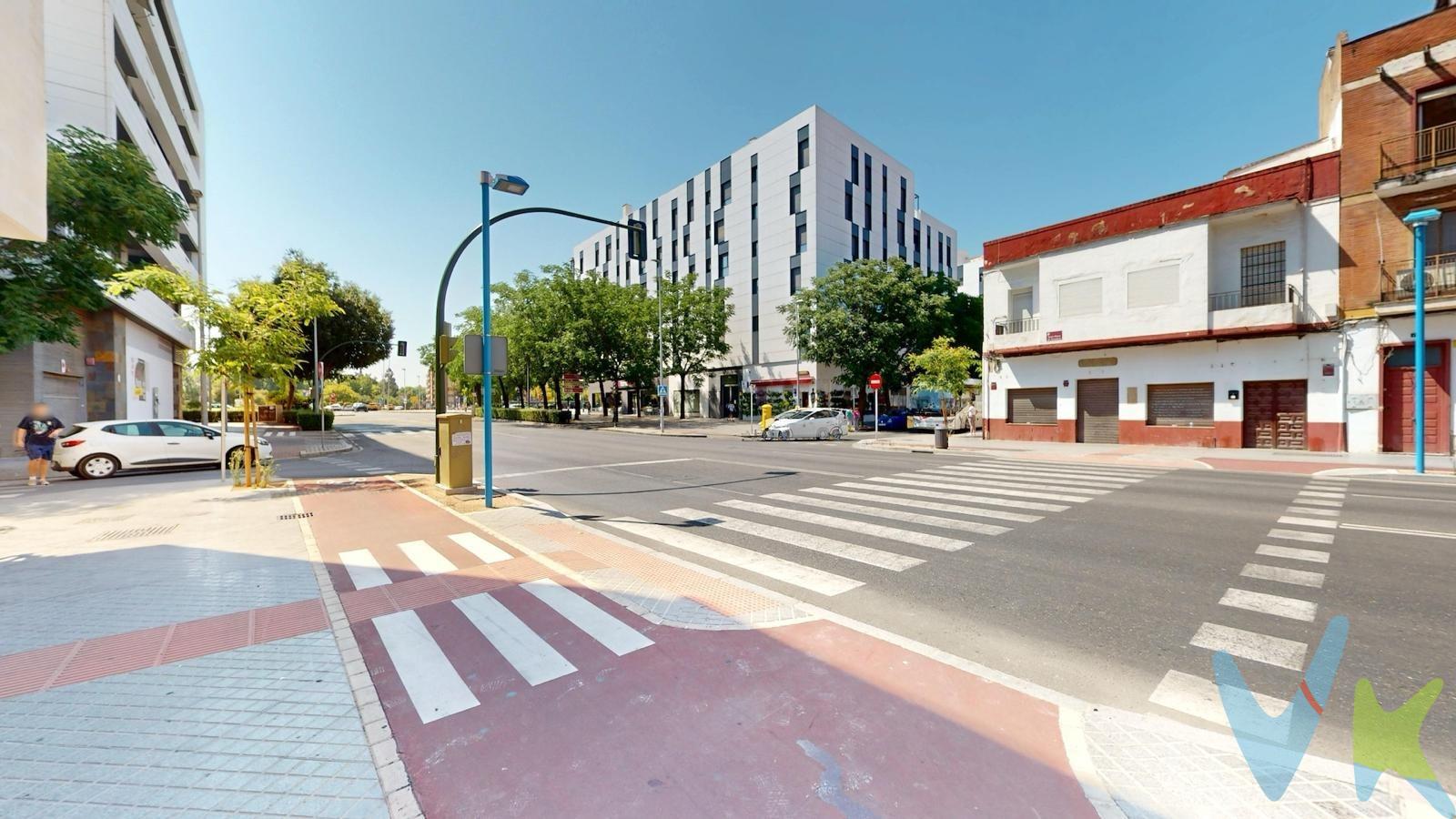 Plaza de garaje amplia y de fácil acceso, ubicada en edificio moderno y bien mantenido. Cuenta con espacio suficiente para coche grande y maniobra cómoda de entrada y salida. Acceso mediante puerta automática y buena iluminación. Ideal tanto para uso propio como para inversión. Situada en zona bien comunicada y con fácil acceso desde la calle principal. INFORMACIÓN ADICIONAL: En cumplimiento de las obligaciones de información previstas en la Ley 10/2025, de 28 de diciembre, de servicios de atención a la clientela y transparencia, así como en la normativa sectorial vigente, el precio indicado no incluye los gastos e impuestos inherentes a la adquisición, los cuales se desglosan estimados o con posibilidad de calcularlos a continuación; los gastos más ajustados serán dados en el D.I.A. en la visita a inmuebles, o antes. Gastos de Notaría: La Minuta se calculará según al arancel notarial oficial: Anexo I, del Real Decreto 1426/1989, de 17 de noviembre. Enlace: https://notariared.com/calculadora-gastos-compra-vivienda/. Gastos de Registro de la Propiedad: La inscripción se facturará según el arancel oficial: ANEXO I, del Real Decreto 1427/1989, de 17 de noviembre. Igual enlace anterior. Gastos de Gestión (Gestoría): Los honorarios por la tramitación administrativa, liquidación de impuestos e inscripción registral ascienden de forma estimativa a [363 € aprox.] (IVA incluido), aunque depende de cada caso, y su dificultad. Honorarios Agencia del Vendedor: incluidos en el PVP. Honorarios Agencia del comprador: La agencia prestará los servicios de información, asesoramiento y acompañamiento previstos en el Encargo de Servicios y en el D.I.A. Si solicita servicios adicionales o personalizados, sus honorarios serán informados previamente, de forma individualizada y por escrito, conforme a la libertad de pactos y a la normativa vigente. Siendo actualmente la cantidad de un 2,5% del precio final de venta más el 21% de IVA (con un mínimo de 3.500 € más el 21% de IVA). Impuesto sobre Transmisiones Patrimoniales (ITP): Se aplicará el tipo impositivo vigente en Andalucía (generalmente el 7%, sin perjuicio de tipos reducidos del 6%. 3,5%, etc, aplicables según las circunstancias personales del comprador o las características del inmueble). El impuesto se devenga sobre el superior entre: 1.- Valor de Referencia de Catastro; y 2.- Precio de venta. Puede calcular su situación personal. 