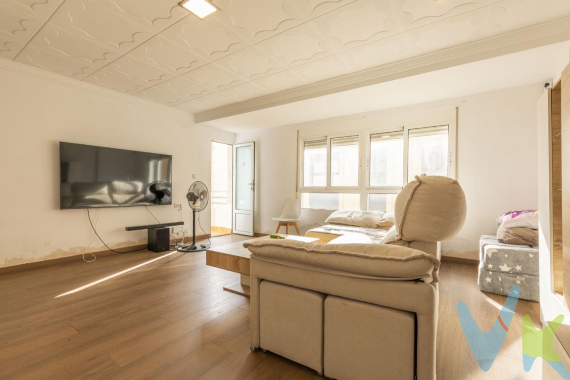 149 m², 5 habitaciones y mucha luz | 3ª planta con ascensor Espacio, luz y comodidad en Puerto de SaguntoSi estás buscando una vivienda amplia, luminosa y con espacio para toda la familia, esta propiedad merece tu atención.Situada en Puerto de Sagunto, en la zona de Avenida de Abril - 9 de Octubre, encontramos esta vivienda de 149 m² construidos, ubicada en una tercera planta con ascensor. Un piso de grandes dimensiones, con una distribución cómoda y versátil y con diferentes mejoras ya realizadas.Cinco habitaciones para adaptarlas a tus necesidadesLa vivienda dispone de 5 habitaciones, ofreciendo ese espacio que muchas familias necesitan y que no es fácil encontrar. Además de dormitorios, algunas de estas estancias pueden utilizarse como despacho, zona de estudio, habitación de invitados, vestidor o cualquier otro espacio que necesites.Cuenta también con 2 baños reformados, aportando comodidad y funcionalidad al día a día.El salón es amplio y luminoso y tiene salida a balcón, un espacio agradable para tomar el aire, disfrutar de un café o simplemente contar con un pequeño espacio exterior dentro de casa.Cocina actualizada y galeríaLa cocina ha sido actualizada y dispone de galería, ofreciendo un espacio práctico para las tareas del día a día y almacenamiento adicional.La vivienda cuenta además con dos pequeños trasteros en el interior de la propia casa, un detalle muy práctico para guardar aquello que no utilizamos habitualmente y mantener las diferentes estancias más despejadas y ordenadas.Dispone también de dos armarios, que aportan espacio adicional de almacenamiento.Una vivienda con importantes mejorasOtro de los puntos destacados de esta propiedad son las mejoras que se han realizado a lo largo del tiempo. Cuenta con ventanales cambiados, suelo renovado, puertas cambiadas, baños reformados y cocina actualizada.Todo ello permite disponer de una vivienda que combina una buena superficie con diferentes elementos ya renovados, facilitando su adaptación a las necesidades de sus nuevos propietarios.Además, la vivienda destaca especialmente por su luminosidad, consiguiendo estancias agradables y una buena sensación de amplitud.Una casa con espacio para crecerSus 149 m², 5 habitaciones y 2 baños hacen que sea una opción especialmente interesante para familias que necesitan amplitud o para quienes buscan habitaciones adicionales para trabajar, estudiar o disponer de diferentes espacios dentro de casa.Una vivienda con balcón, galería, ascensor y dos trasteros interiores, situada en una zona consolidada de Puerto de Sagunto y con importantes mejoras ya realizadas.Si buscas una vivienda donde los metros no sean un problema y cada miembro de la familia pueda tener su espacio, ven a conocerla.Contacta con nosotros para ampliar información o concertar una visita. Estaremos encantados de enseñártela.Algunas imágenes del anuncio han sido optimizadas mediante Inteligencia Artificial (IA) y herramientas de home staging virtual, por lo que se muestran únicamente a título informativo y no contractual.El precio no incluye honorarios de agencia inmobiliaria, impuestos (IVA/ITP) ni otros gastos derivados de la compraventa, como notaría, gestoría o registro.