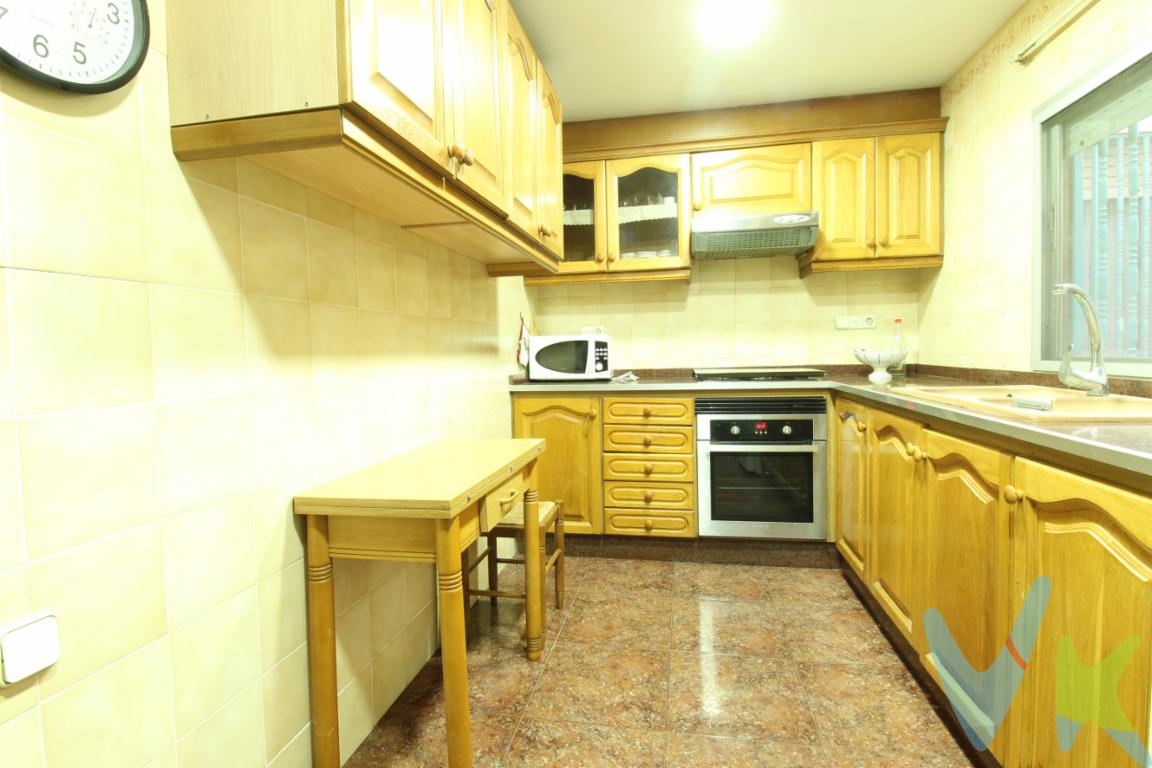 Se vende esta vivienda ubicada en una de las mejores zonas del centro de Paterna. ✅ Inversión con proyección: Aseguramos PVP equivalente a precio de mercado ⸻🔹 Características principales:   1ª planta en edificio familiar de 3 alturas (planta baja + 2)   107 m² construidos   3 habitaciones | 1 baño completo   Salón comedor con salida a balcón exterior   Cocina independiente con zona de lavado y acceso a terrazas en patio de luces    Buena ventilación y luz natural   Vivienda en perfecto estado, lista para entrar a vivir   Derecho de uso exclusivo del 50% de la terraza comunitaria (107 m²)⸻🚗 Opcional: Plaza de garaje en el mismo edificio   50% del garaje (53,5 m²): 30.000 EUR   100% del garaje (107 m²): 60.000 EUR ( Un solo local que se puede segregar ) OFERTA ESPECIAL SI SE ADQUIERE LA TOTALIDAD DEL EDIFICIO, DOS VIVIENDAS Y LOCAL - GARAJE ( 157 METROS CUADRADOS CONSTRUIDOS CADA FINCA) DESCUENTO DE UN MENOS 5% DEL VALOR DE PVP DE LOS TRES INMUEBLES. ⸻📍 Ubicación privilegiada, rodeada de todos los servicios, comercios, transporte y vida de barrio. Una excelente ocasión para invertir hoy  tu hogar ya. 📞 ¡Contacta ya para más información.  Este inmueble ha sido certificado para su venta en el Servicio Inmuebles Certificados de la Asociación Inmobiliaria de la Comunitat Valenciana por profesional acreditado en el Registre d¨Agents d´Itermediació Inmobiliaria de la Comunitat Valenciana  RAICV 0008  ( https://sforms.gva.es/sformssistemaexplotacion/servletObtenerXMLns/ObtenerXMLorig?formulario=62953&SF_SIS_ICP=1&ssl_redireccionado=true&idsesion=1752053546541). Para ofrecerle la máxima calidad en servicios inmobiliarios y seguridad jurídica en sus compraventas. La propiedad ha confiado la gestión de venta bajo la modalidad de contrato estándar del Servicio de Inmuebles Certificados de ASICVAL denominado exclusiva compartida o multi exclusiva, por lo que rogamos las peticiones de colaboración en la venta se realicen a través de agencias asociadas a dicho servicio.El precio publicitado es el Precio Venta al Público que será el importe de Escrituración Pública de la Compraventa. No obstante deben saber que toda compraventa tiene asociados unos gastos que se  deberán sumarse al importe indicado  como PVP o Escrituración que dará como resultado el Valor de Adquisición ( Valor de Adquisición es la suma del PVP o de Escrituración más todos los gastos asociados a la compraventa ). Este PVP publicado o de venta no incluye los honorarios de gestión e intermediación inmobiliaria a cargo del comprador, ni gastos de notaria ni registro de la propiedad ( que están sujetos a aranceles y varían dependiendo del precio de escrituración ) , así como el Impuesto de Transmisiones Patrimoniales que parte de un tipo general del 10% del precio de escrituración, aunque dicho tipo general puede tener bonificaciones de acuerdo a diversos condicionantes personales y económicos ( ver enlace https://hisenda.gva.es/va/web/tributos/beneficis-fiscals-2025 ). Si desea mayor información o más concreta atendiendo a sus condiciones particulares no dude en pedir asesoramiento a su agente de compra que le resolverá cualquier duda al respecto. 