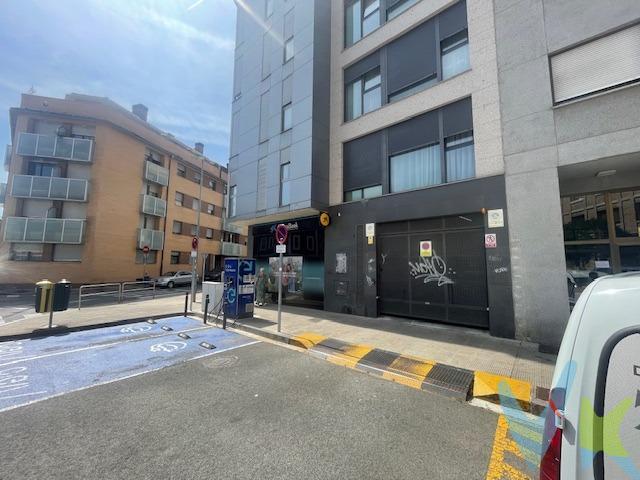 Descubre esta fantástica oportunidad en Villava - Atarrabia, donde te ofrecemos una amplia plaza de garaje con un trastero adicional de 7 m², ubicada en pleno centro de la ciudad. Con unas dimensiones generosas que permiten fácil maniobra y acceso cómodo para tu vehículo, este espacio se presenta como ideal tanto para residentes locales como para inversores. La superficie total construida es de 13.2 m² y su estado general es muy bueno, asegurando así un uso inmediato sin necesidad de reformas adicionales. No pierdas la oportunidad de adquirir esta propiedad por 26,000 €; en una zona donde difícilmente salen a la venta garajes y trasteros de estas características.