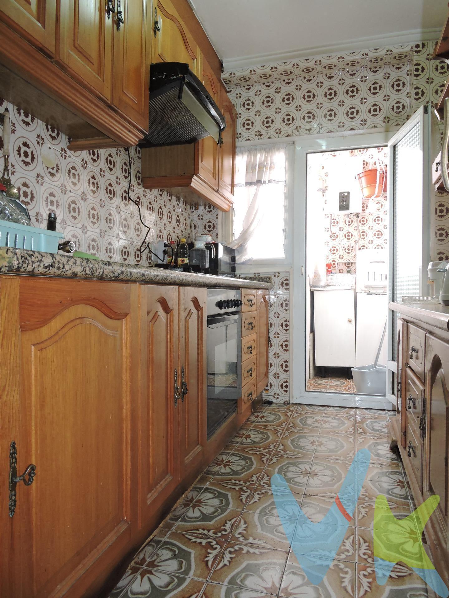 Tenemos a la venta esta vivienda situada en la calle San Juan Bosco muy cerrca del Estadio de futbol del Levante. Cuenta con una distribución muy bien aprovechada, con poco pasillo, para darle el mayor protagonismo a las estancias. Así que si estas buscando un piso económico para vivir o una inversión con una buena rentabilidad contacta con nosotros y organizaremos una visita. ¿ Necesitas Financiación ?.  . Nuestro departamento financiero puede gestionar tu préstamo " Hasta un 100% + Gastos ". ¡ Consúltanos !.  . *Nota: El precio del inmueble no incluye los honorarios de la agencia que ascienden al 3% del precio final del inmueble, ni los gastos de notaría y registro de la propiedad (que están sujetos a aranceles y varían dependiendo del precio de escrituración), ni los impuestos (que en la Comunidad Valenciana varían dependiendo del precio del inmueble y de las características personales del comprador y que pueden llegar a ser de hasta el 10% sobre el valor del precio de venta ). Igualmente, no están incluidos los muebles y enseres de las fotografías. Este anuncio no es vinculante, puede contener errores, se muestra a titulo informativo y no contractual. Número de Registro de Agentes de Intermediación Inmobiliaria de la Comunidad Valenciana: RAICV-0386. 