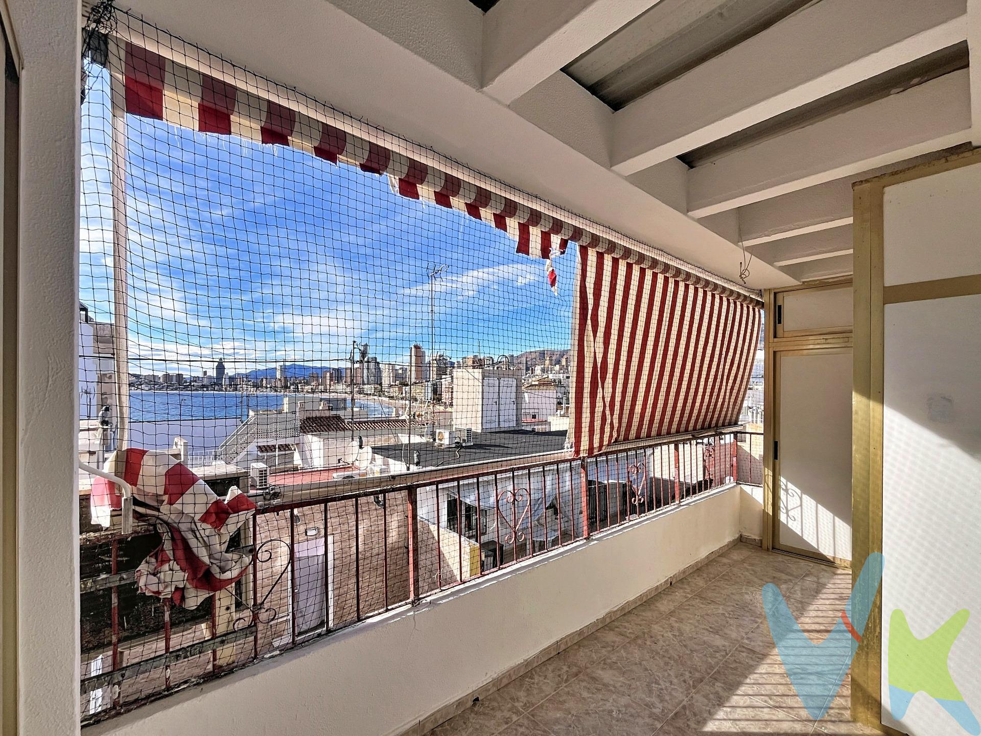 Prepárese para vivir la esencia de Benidorm en una de las ubicaciones más codiciadas de la ciudad. Presentamos este magnífico ático en el emblemático Edificio Sonia, un refugio de 44 m2 útiles diseñado para el disfrute y la comodidad. Ubicación de Ensueño: A un Paso de Todo. Olvídese del coche. Este ático goza de una ubicación idílica y ultra-céntrica:. Pocos pasos del vibrante Paseo de la Carretera (conocido popularmente como la "Calle del Coño"), el corazón comercial y social más transitado de Benidorm. A metros de la arena de la espectacular Playa de Poniente, el Puerto Deportivo y el icónico Mirador del Mediterráneo (Balcón del Mediterráneo). Máxima conexión con tiendas, restaurantes, ocio y transporte. Unas Vistas que Quitan el Aliento. Ubicado en la Planta Ático (5o), esta vivienda garantiza la tranquilidad en pleno centro y, lo más importante, unas vistas panorámicas sencillamente inigualables:. Desde el balcón, disfrutará de vistas ilimitadas que abrazan toda la Playa de Poniente y el famoso Skyline de Benidorm. Cada tarde, será testigo privilegiado de los atardeceres más espectaculares, con el sol poniéndose sobre el mar. Distribución y Comodidades. Los 44 m2 están perfectamente distribuidos para maximizar el espacio y la luminosidad:. Cocina independiente para mayor funcionalidad. Salón Comedor acogedor y con acceso directo al balcón. Dormitorio principal con un práctico baño en suite y también con conexión al balcón. Balcón de buen tamaño accesible desde el salón y la habitación, perfecto para cenas al aire libre o un café matutino con vistas al mar. Este ático no es solo una vivienda, es una experiencia de vida. Es la oportunidad de asegurar su pedazo de cielo en el centro neurálgico de Benidorm.