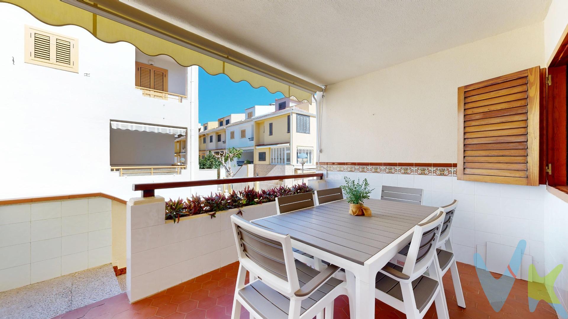 🏡 Chalet Adosado en Urbanización Privada a Solo 100 Metros de la Playa 🌊. ¡Oportunidad Única! Se vende este exclusivo chalet adosado en urbanización privada, a tan solo unos pasos de la playa, ideal para disfrutar del mar y la tranquilidad. Además posee LICENCIA TURÍSTICA. La vivienda, de 116 m², cuenta con 3 habitaciones amplias y luminosas, perfectas para el descanso. El acogedor salón-comedor, con chimenea, destaca por su abundante luz natural y tiene acceso directo a una de las 3 terrazas, perfectas para relajarse al aire libre. La cocina está completamente equipada, con vitrocerámica, horno, microondas y nevera, lista para su uso. Para los amantes de la buena gastronomía, el chalet incluye un paellero, ideal para disfrutar de reuniones con familia y amigos. El chalet dispone de 2 plazas de aparcamiento privadas, garantizando comodidad y seguridad para tu vehículo. Además, la urbanización cuenta con un entorno bien cuidado, rodeado de zonas verdes y una ubicación privilegiada, que permite disfrutar del mar en cualquier momento. Características destacadas:. Urbanización con excelente mantenimiento. Rodeado de zonas verdes. A tan solo unos pasos del mar. Cercano a todos los servicios de la población: transporte público, supermercados, restaurantes, farmacias, etc. Este chalet es ideal como vivienda habitual o segunda residencia. Y si no dispones de mobiliario, el de la vivienda es negociable. 📞 ¡No dejes pasar esta oportunidad! Contáctanos para más información o para concertar una visita. Nota: Honorarios de agencia no incluidos en el precio. Si necesitas financiación, no dudes en consultarnos. El mobiliario de la vivienda que aparece en las fotos no esta incluido en el precio pero se puede negociar. . . 