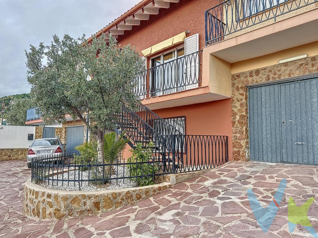 Presentamos una exclusiva casa adosada que combina perfectamente la tranquilidad de la naturaleza con la proximidad a la ciudad. Ubicada en un selecto conjunto residencial de solo 7 viviendas, esta propiedad de tres niveles ofrece confort, seguridad y unas vistas excepcionales al entorno natural. DISTRIBUCIÓN:. Planta Baja:. - 2 Amplios garajes, uno con puerta automatizada. - Bodega independiente. - Habitación doble o estudio con acceso directo a primera planta. - Estancia adicional en la parte posterior. Primera Planta:. - Luminoso salón-comedor a doble altura, con acceso directo desde escalera exterior. - Cocina independiente, con salida directa a la terraza . - Dormitorio con acceso directo al baño . - Baño completo. - Espectacular terraza con zona techada y comedor exterior, perfecta para disfrutar del clima mediterráneo. Segunda Planta:. - Dos dormitorios, uno de ellos con acceso directo al baño . - Baño completo. - Vistas al salón desde la zona superior. CARACTERÍSTICAS DESTACADAS:. -  Salón comedor a doble altura que aporta amplitud y elegancia . - Eficiencia energética con sistema de calefacción sostenible . - Ventanas climalit oscilobatientes con mosquiteras. - Ventiladores en todas las estancias. - Armarios empotrados. - Amplios ventanales que proporcionan abundante luz natural. - Magníficas vistas al entorno natural. - Acceso principal por escalera exterior o alternativo por garaje. ZONAS COMUNES:. - Jardín comunitario. - Piscina. - Área común para reuniones sociales. Esta propiedad destaca por su diseño funcional y su excepcional luminosidad. La distribución en tres plantas ofrece espacios diferenciados que garantizan la privacidad de todos los miembros de la familia. Su ubicación privilegiada combina la tranquilidad de estar rodeado de naturaleza con la comodidad de tener Valencia a un paso. Ideal para familias que buscan un estilo de vida tranquilo sin renunciar a las comodidades urbanas. La casa se encuentra en perfecto estado de conservación y lista para entrar a vivir. En el precio de venta al público, esta propiedad NO incluye los gastos de adquisición (Notario, registro, gestión, honorarios, etc.).  La descripción del presente inmueble e imágenes tienen mero carácter informativo y en ningún caso carácter contractual, pudiendo ser modificados por la inmobiliaria comercializadora sin que ello implique responsabilidad alguna frente a terceros. En el precio de venta al público, esta propiedad NO incluye los gastos de adquisición (Notario, registro, gestión, honorarios, etc…).