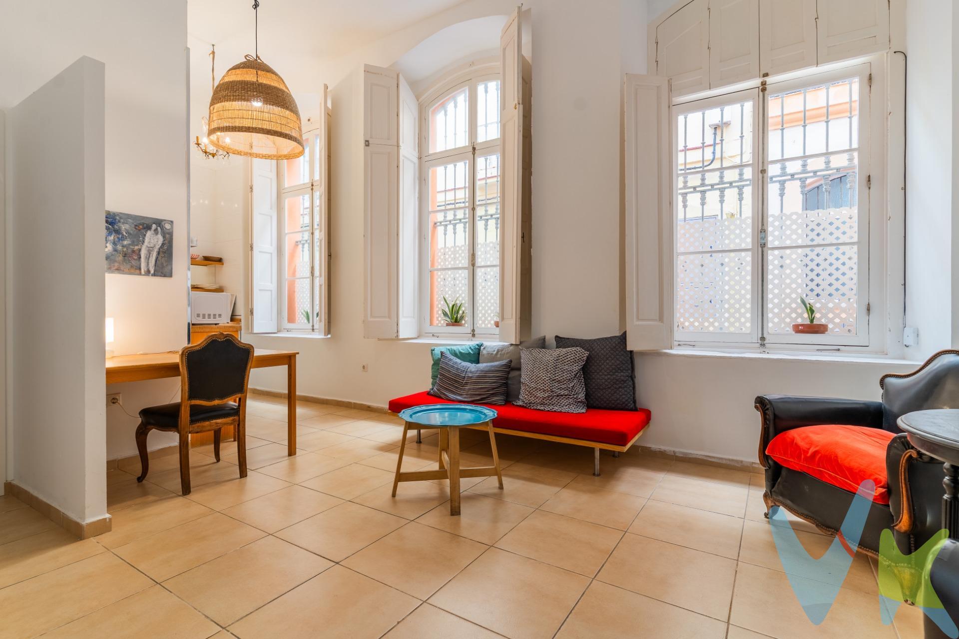 Descubre esta encantadora vivienda en pleno centro de Cádiz en un  entorno peatonal donde podrá realizar sus labores diarias en pocos minutos gracias a su magnífica ubicación a escasos metros del Mercado Central de abastos, de la Plaza de Las Flores, de la Plaza de la Catedral y de las principales zonas comerciales de la ciudad. Al mismo tiempo se encuentra en una calle eminentemente residencial por lo que podrá disfrutar de tranquilidad a lo largo del día y silencio durante las noches.  Con un precio atractivo de 195,000 euros y una superficie construida de 58 m², este inmueble se presenta como una excelente oportunidad tanto para inversores como para quienes buscan su nuevo hogar.  La propiedad cuenta con salón con cocina americana con tres grandes ventanales a la calle, un dormitorio de matrimonio con armario empotrado y ventilación directa a patio central del edificio y cuarto de baño con plato de ducha. Tanto la vivienda como el edificio se encuentran en perfecto estado de conservación y en un entorno vecinal excelente. . * Gastos, Impuestos y Honorarios de la Agencia no incluidos en el precio. . *Si estás interesado en esta vivienda pero tienes que vender, contacta con nosotros, te ayudamos a encontrar comprador para tu vivienda. Período de validez del anuncio hasta 31/12/2026. 