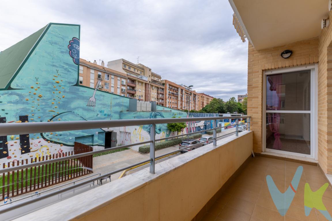 Te presentamos este magnífico piso seminuevo de VPO ubicado en una de las zonas residenciales más tranquilas de la ciudad: Las 500 Viviendas. A tan solo unos minutos de la playa, este hogar ofrece el equilibrio perfecto entre comodidad, amplitud y entorno.Con unas vistas completamente despejadas, disfrutarás de la luz natural durante todo el día. Su amplio salón-comedor se abre a una generosa terraza, ideal para relajarte o compartir momentos en familia. Además, esta terraza también conecta con la cocina, lo que aporta funcionalidad y una mayor sensación de amplitud.La vivienda dispone de tres dormitorios grandes y muy luminosos, uno de ellos con una cómoda zona de vestidor que aporta un plus de organización y confort. Cuenta con dos baños completos, pensados para facilitar la vida diaria de toda la familia.También incluye una galería, perfecta como espacio de lavandería o almacenaje adicional. Y para tu total comodidad, el piso se vende con plaza de garaje y trastero incluidos en el precio.Ideal para quienes buscan tranquilidad sin renunciar a tener todos los servicios cerca y disfrutar del mar en el día a día.No dejes pasar esta oportunidad. ¡Llama ahora y ven a visitarlo!*Por mandato expreso del propietario, comercializamos este inmueble en exclusiva, lo que le garantiza el acceso a toda la información,   a un servicio de calidad con el sello de Inmueble certificado que asegura tranquilidad a los compradores.*El precio indicado no incluye gastos ni otros conceptos. Al precio habrá que añadirle los gastos propios de la transmisión inmobiliaria,   como: honorarios notariales, impuesto al que se encuentre sujeta la transmisión (Impuesto sobre el Valor Añadido o Impuesto sobre Transmisiones Patrimoniales y Actos Jurídicos Documentados, según el caso),   gastos de inscripción en el Registro de la Propiedad y honorarios de intermediación de la agencia inmobiliaria.   *el inmueble se vende sin amueblar, sin electrodomésticos, enser o elemento decorativo.